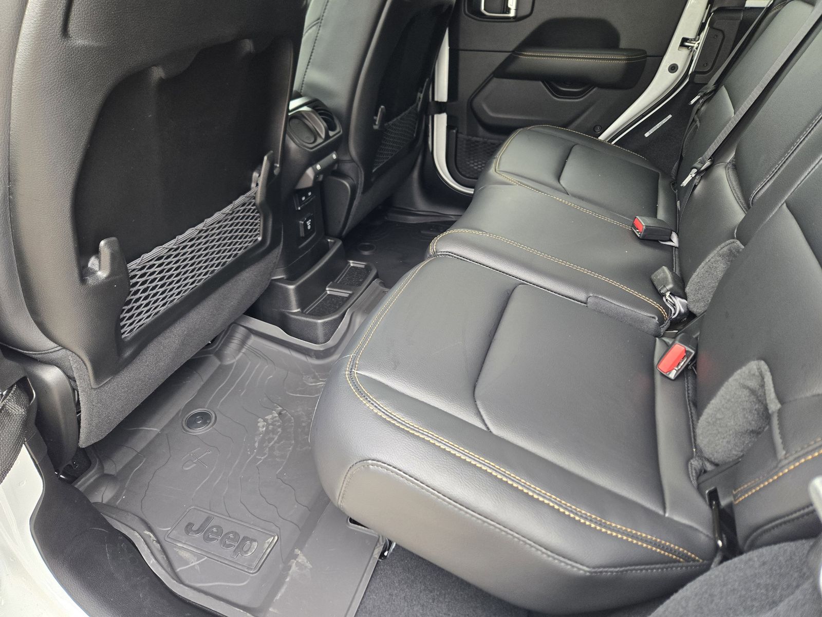 New 2026 Bright White Jeep 4-DOOR SAHARA image 27