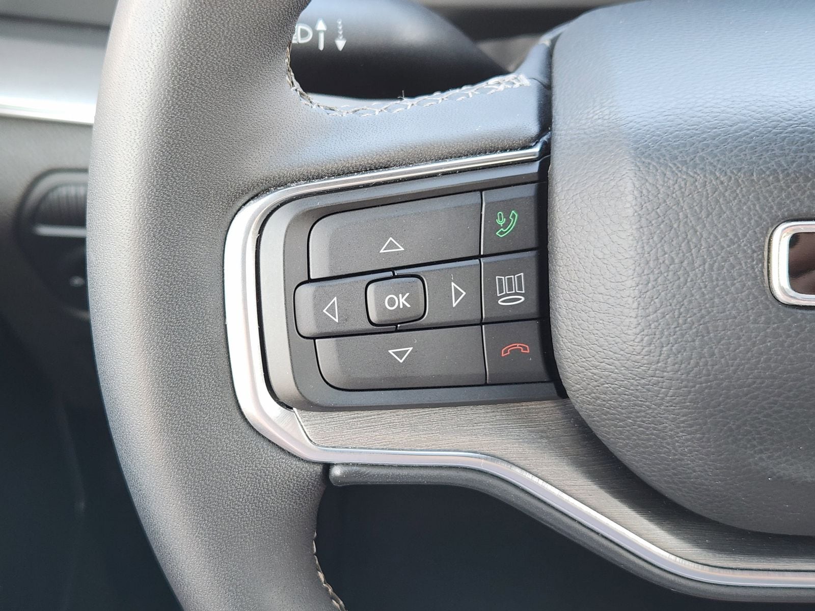 Used 2023 Diamond Black Crystal Pearlcoat Jeep Base image 36