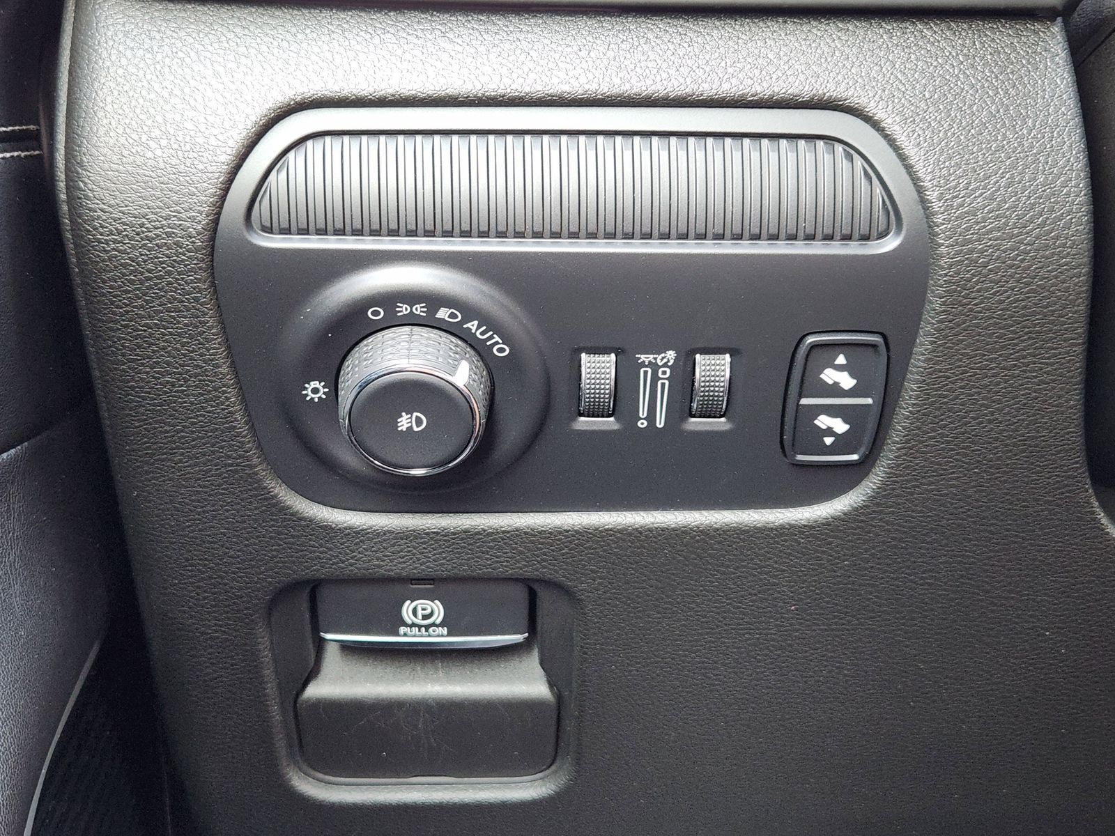 Used 2023 Diamond Black Crystal Pearlcoat Jeep Base image 28