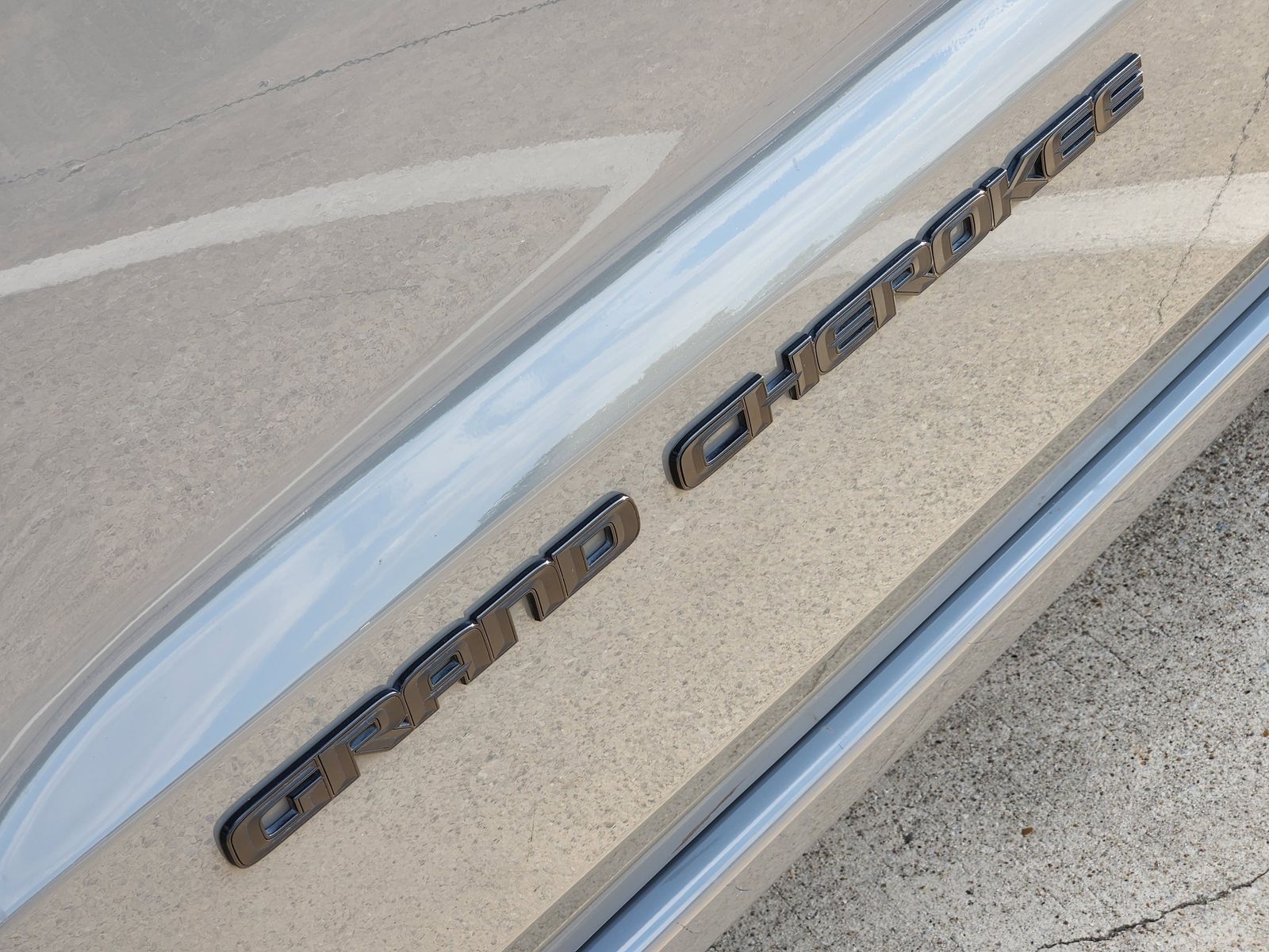 Used 2020 Sting-Gray Clearcoat Jeep Laredo image 18