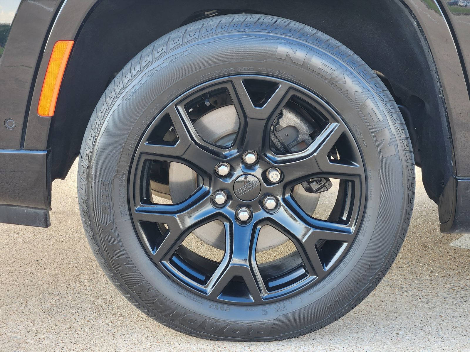 Used 2023 Diamond Black Crystal Pearlcoat Jeep Base image 19