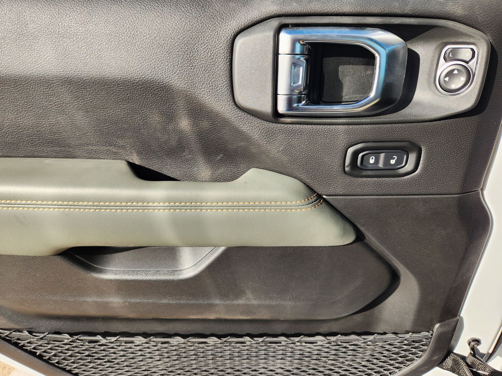 New 2026 Bright White Jeep MOJAVE 4X4 image 25