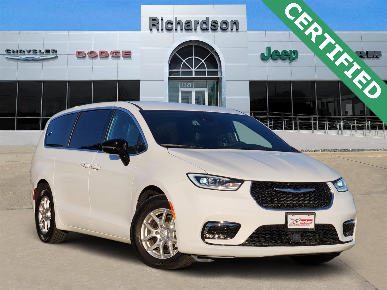 2025 Chrysler Pacifica Select's photo