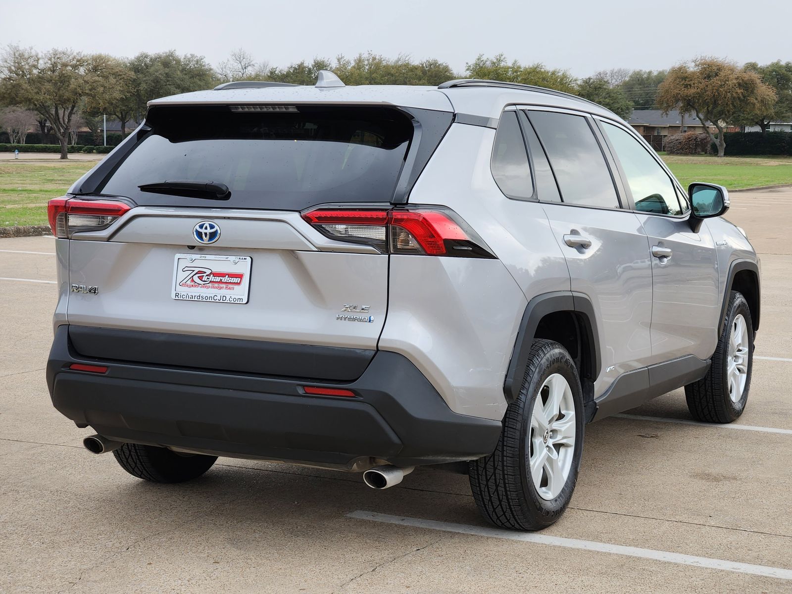 Used 2021 Silver Sky Metallic Midnight Black Metallic Toyota XLE image 6