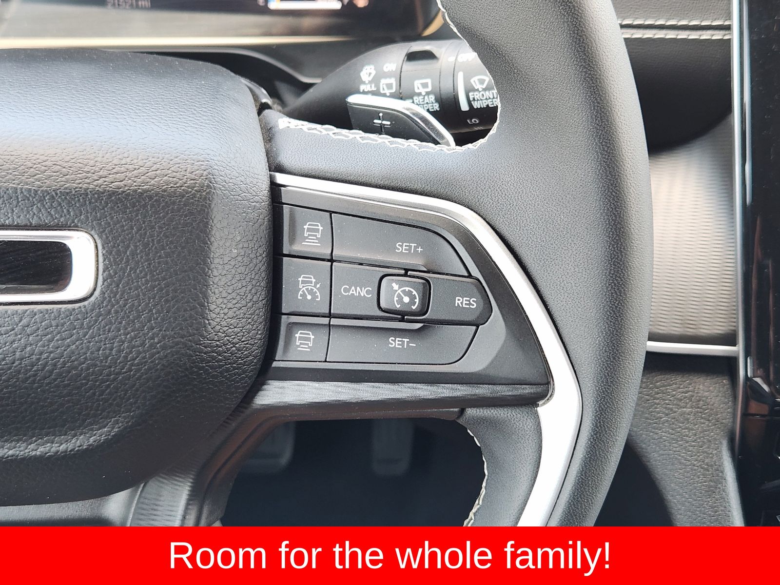 Used 2025 Diamond Black Crystal Pearlcoat Jeep Laredo image 39