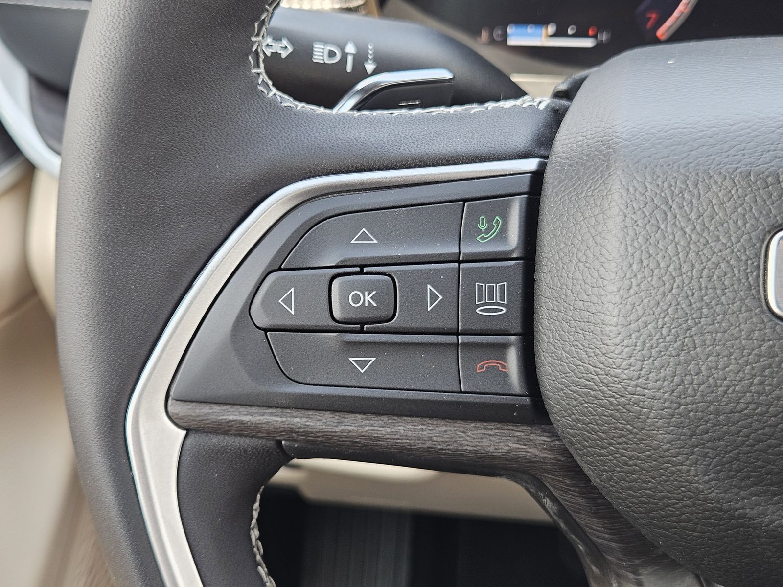 New 2025 Bright White Jeep L LIMITED 4X4 image 28