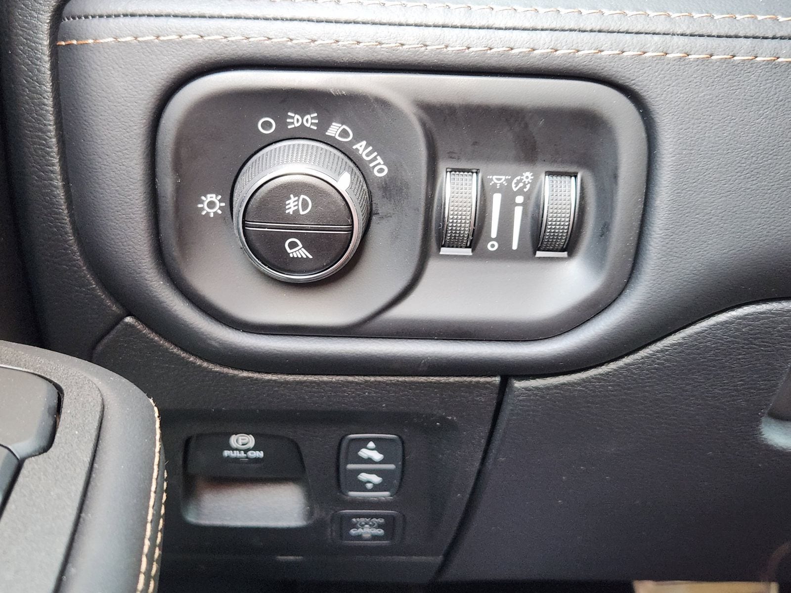 New 2026 Ivory White Tri-Coat Pearlcoat Ram TUNGSTEN CREW CAB 4X4 image 26