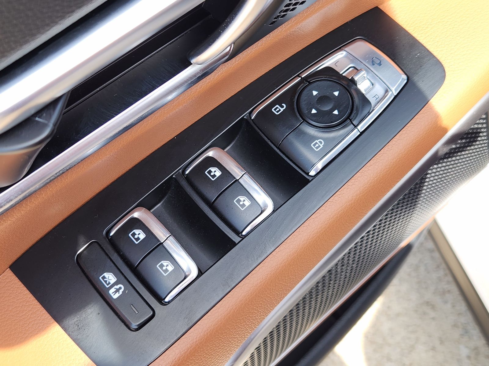 Used 2025 Glacial White Pearl Kia EX image 34