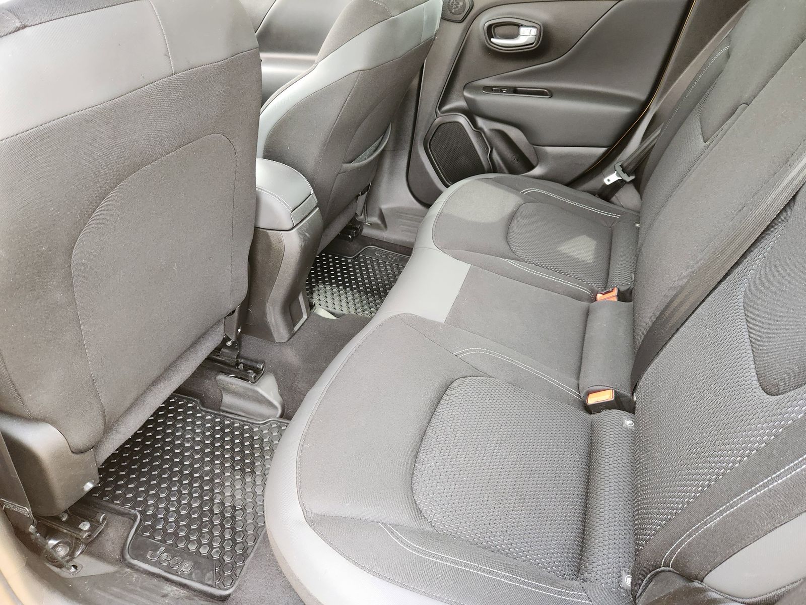 Used 2023 Solar Yellow Jeep Latitude image 41