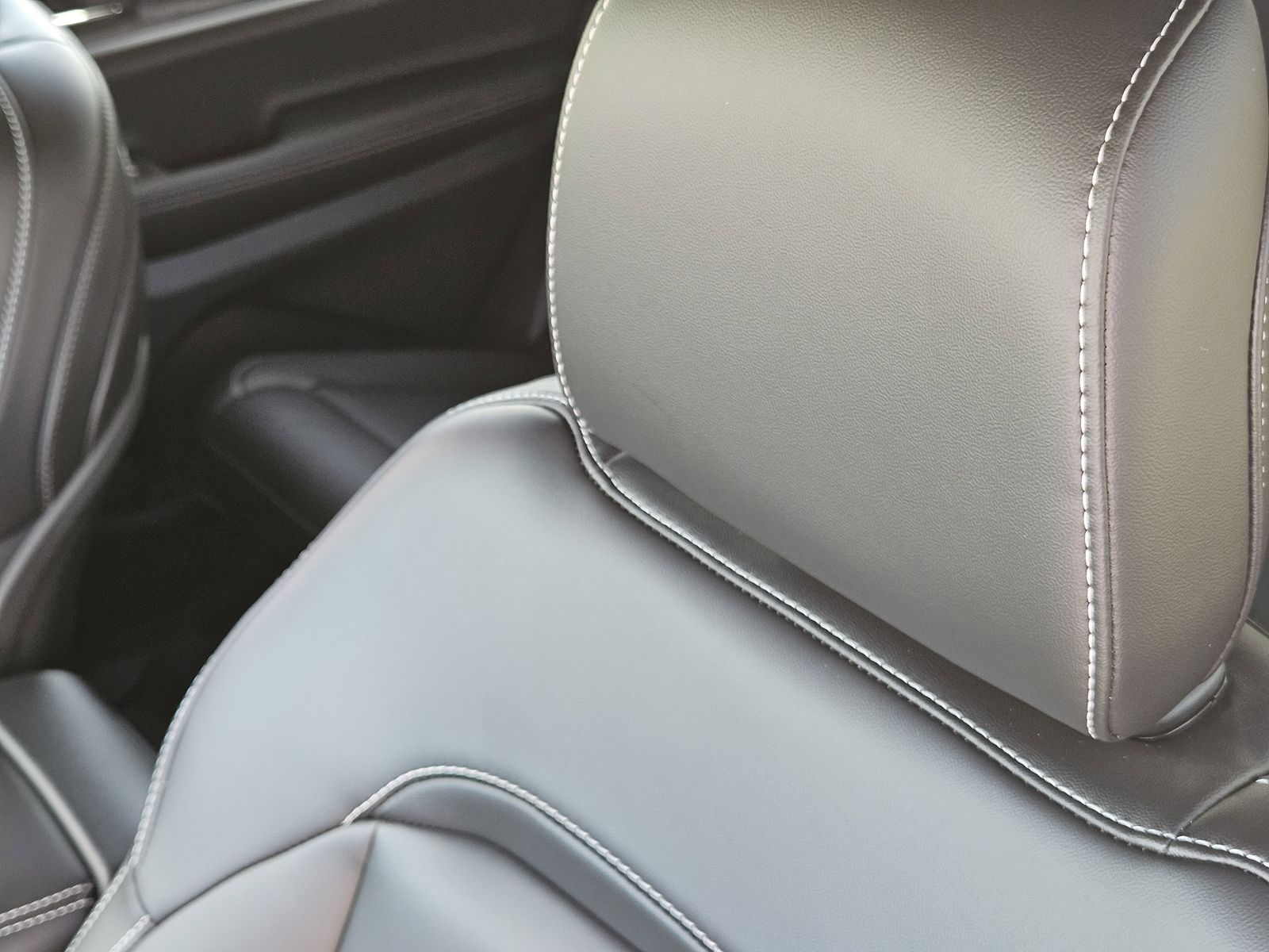 New 2025 Baltic Gray Jeep L LIMITED 4X2 image 16