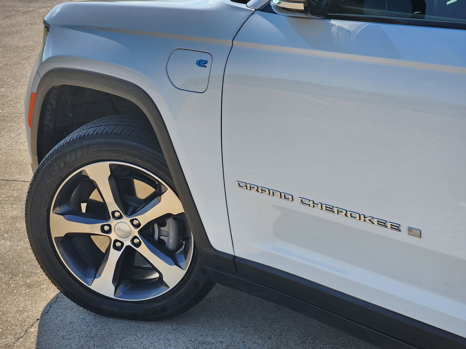 Used 2024 Bright White Jeep Base image 17