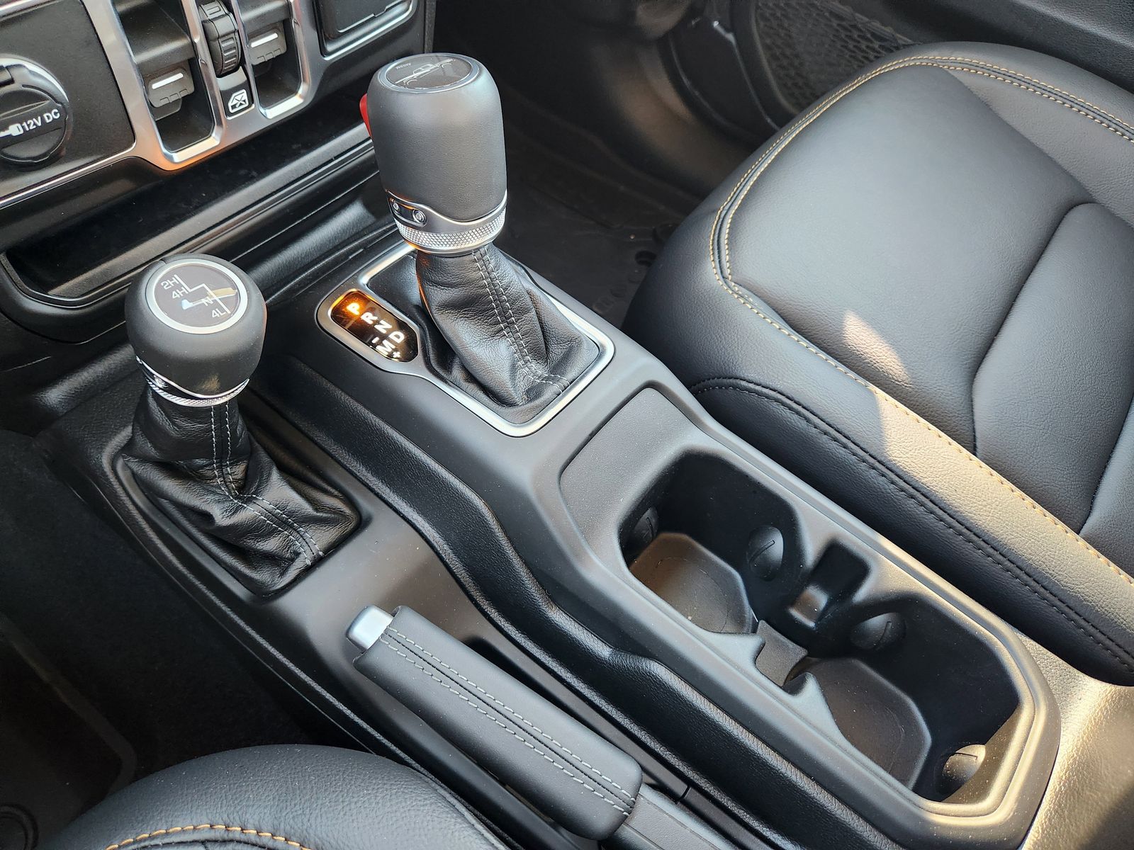 New 2026 Granite Crystal Jeep SAHARA 4X4 image 27