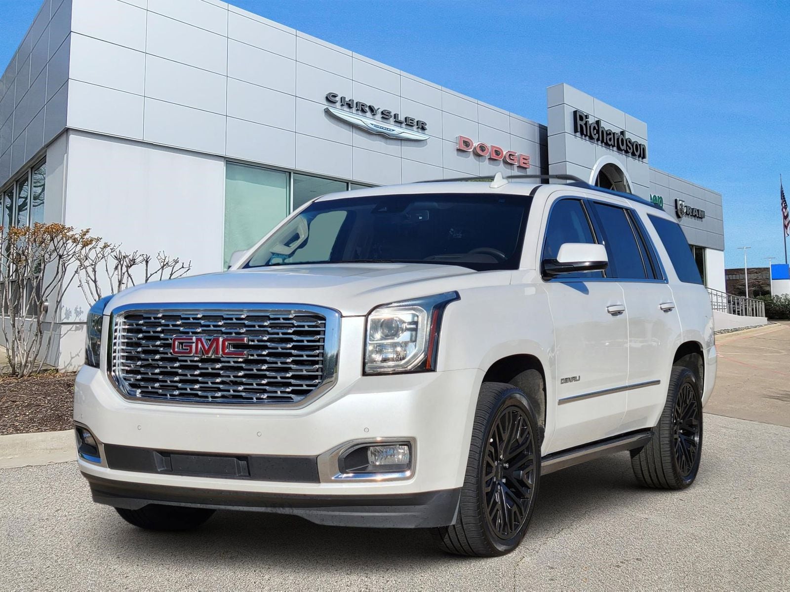 Used 2019 White Frost Tricoat GMC Denali image 2