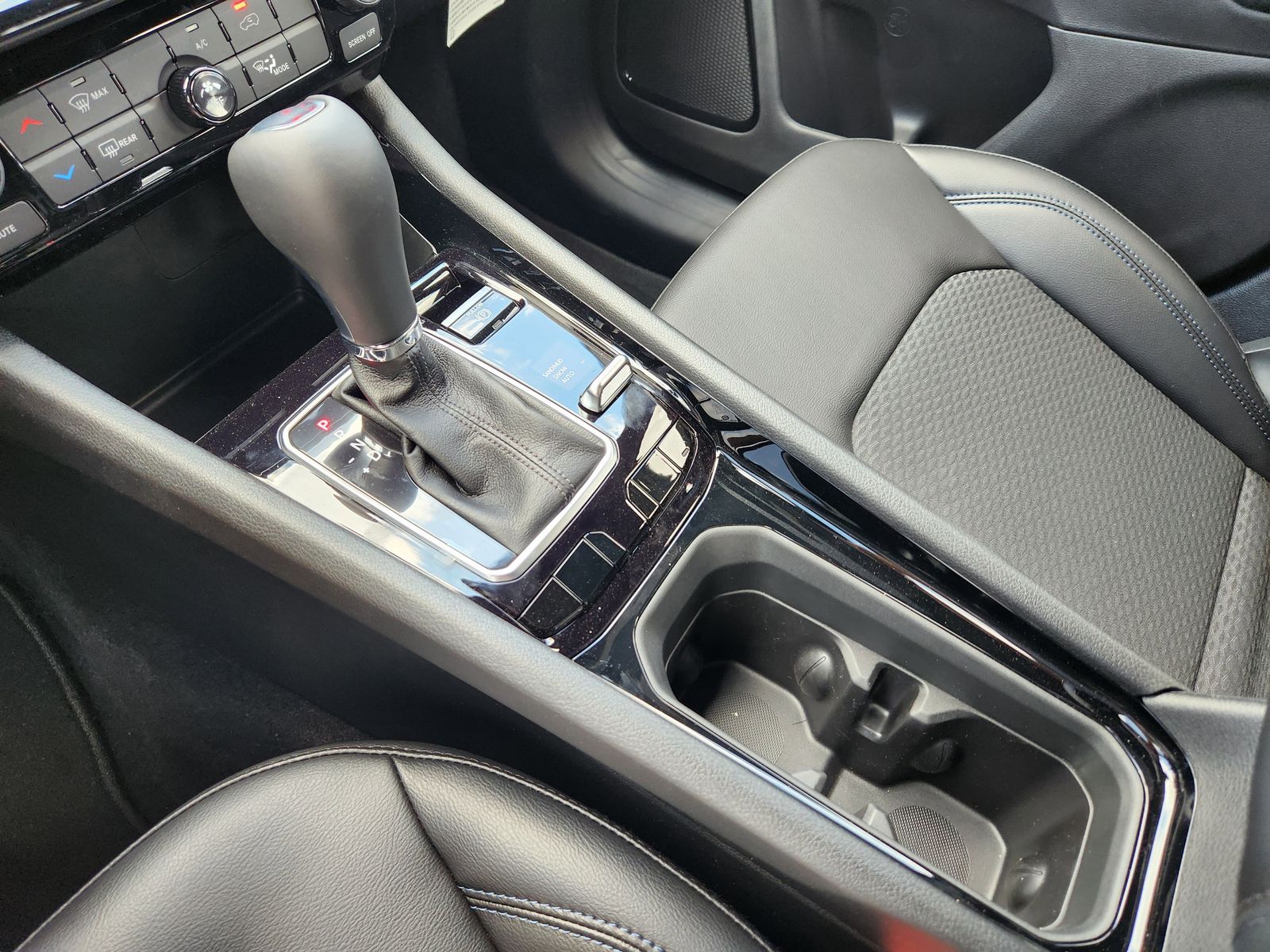 New 2026 Hydro Blue Pearlcoat Jeep LATITUDE ALTITUDE 4X4 image 28