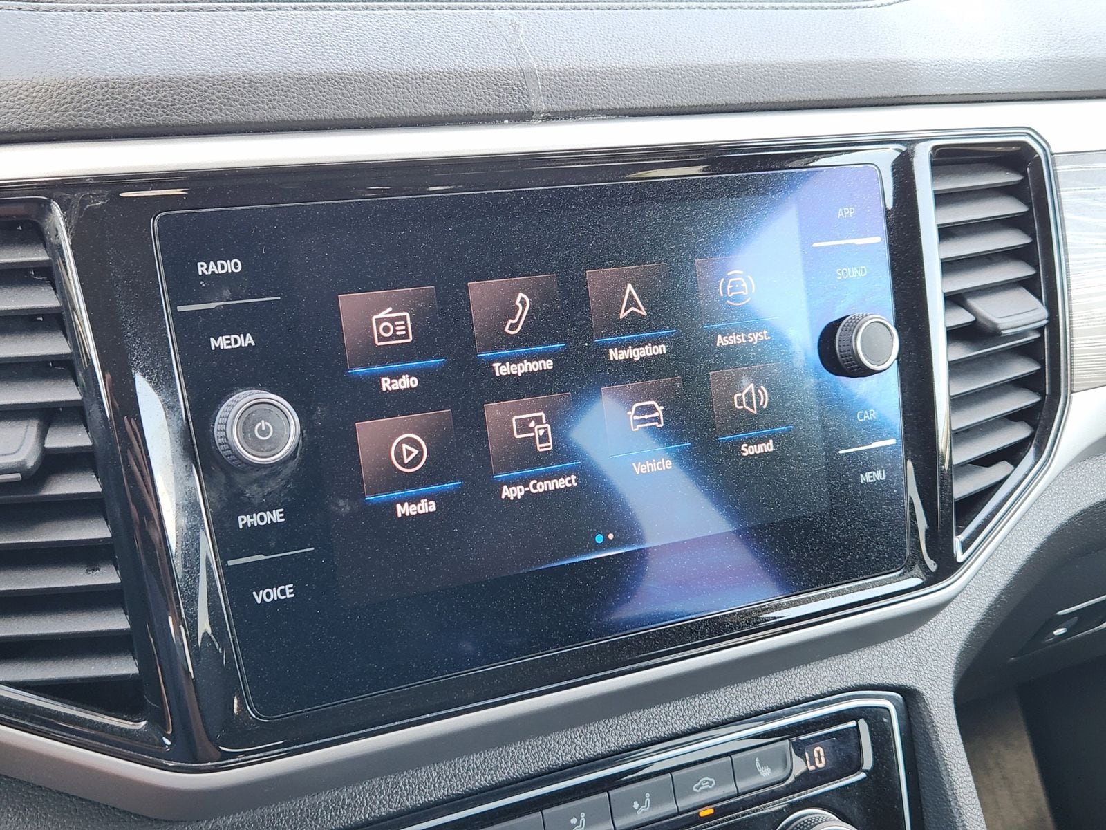 Used 2022 Pure White Volkswagen 2.0T SE w/Technology image 25