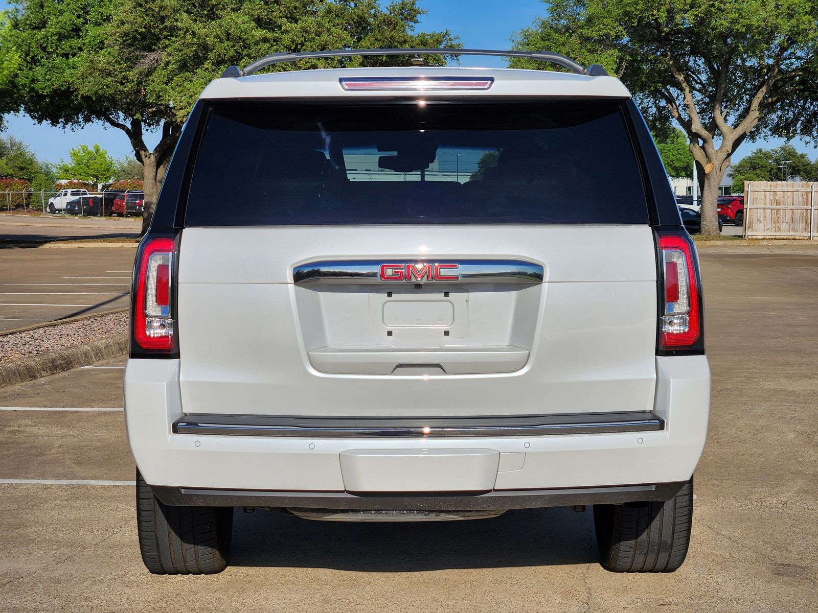 Used 2019 White Frost Tricoat GMC Denali image 5