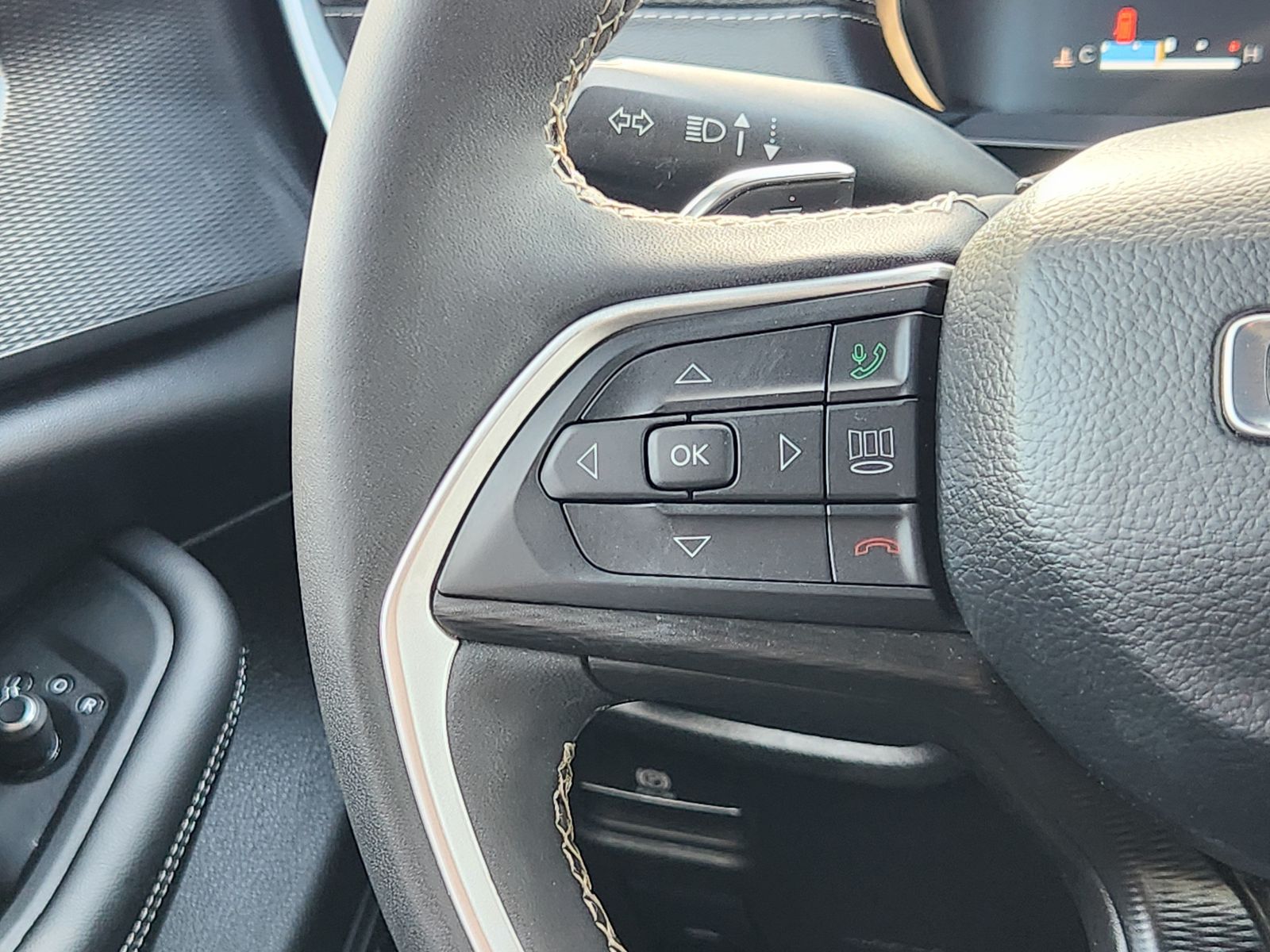 Used 2025 Diamond Black Crystal Pearlcoat Jeep Laredo image 37