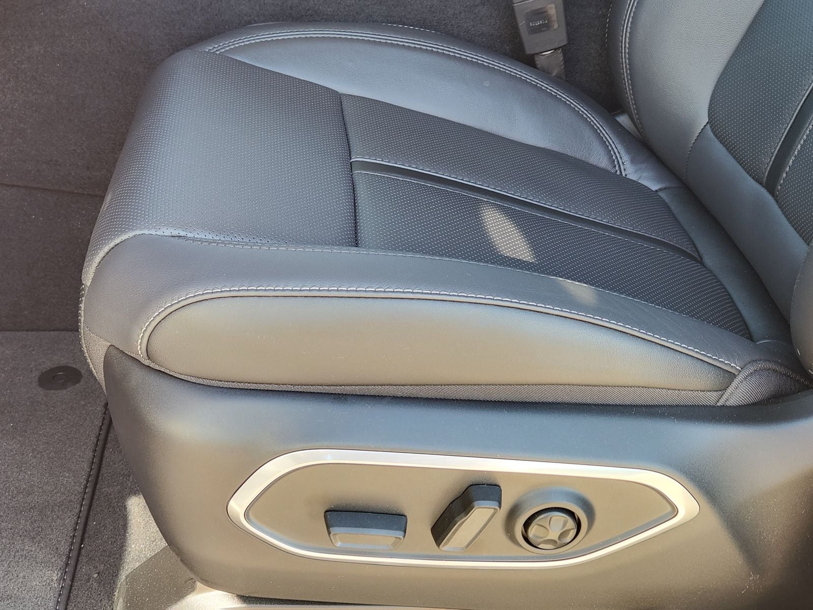 New 2026 Baltic Gray Jeep LIMITED ALTITUDE 4X4 image 31