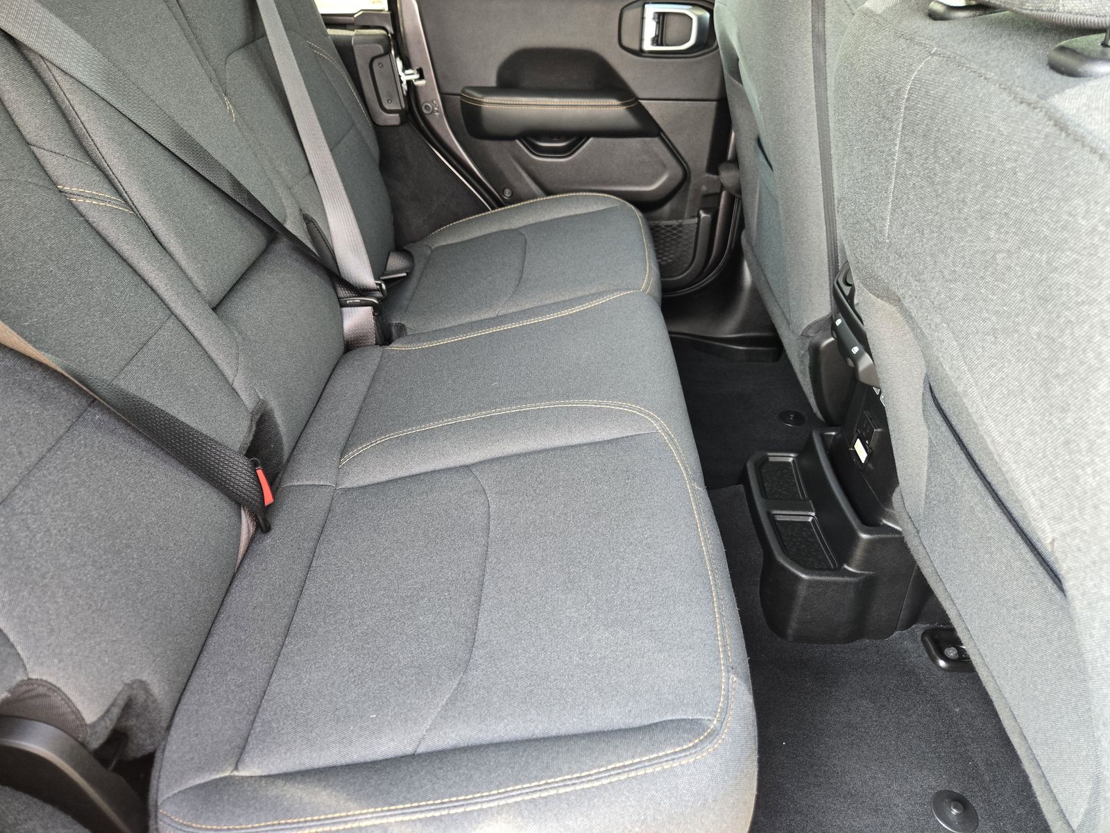 Used 2025 Granite Crystal Jeep Sahara image 38