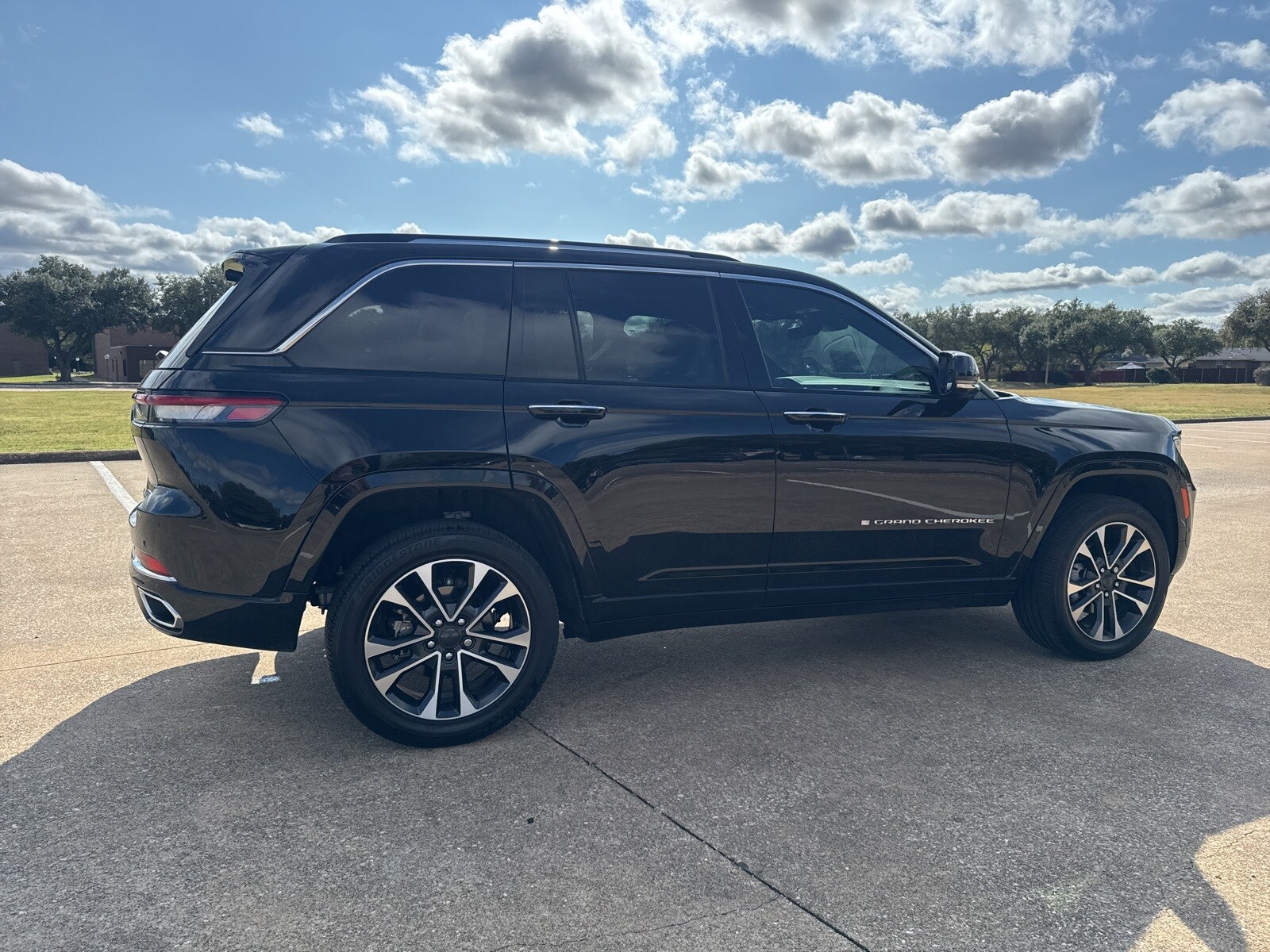 2023 Jeep Grand Cherokee Overland photo 3