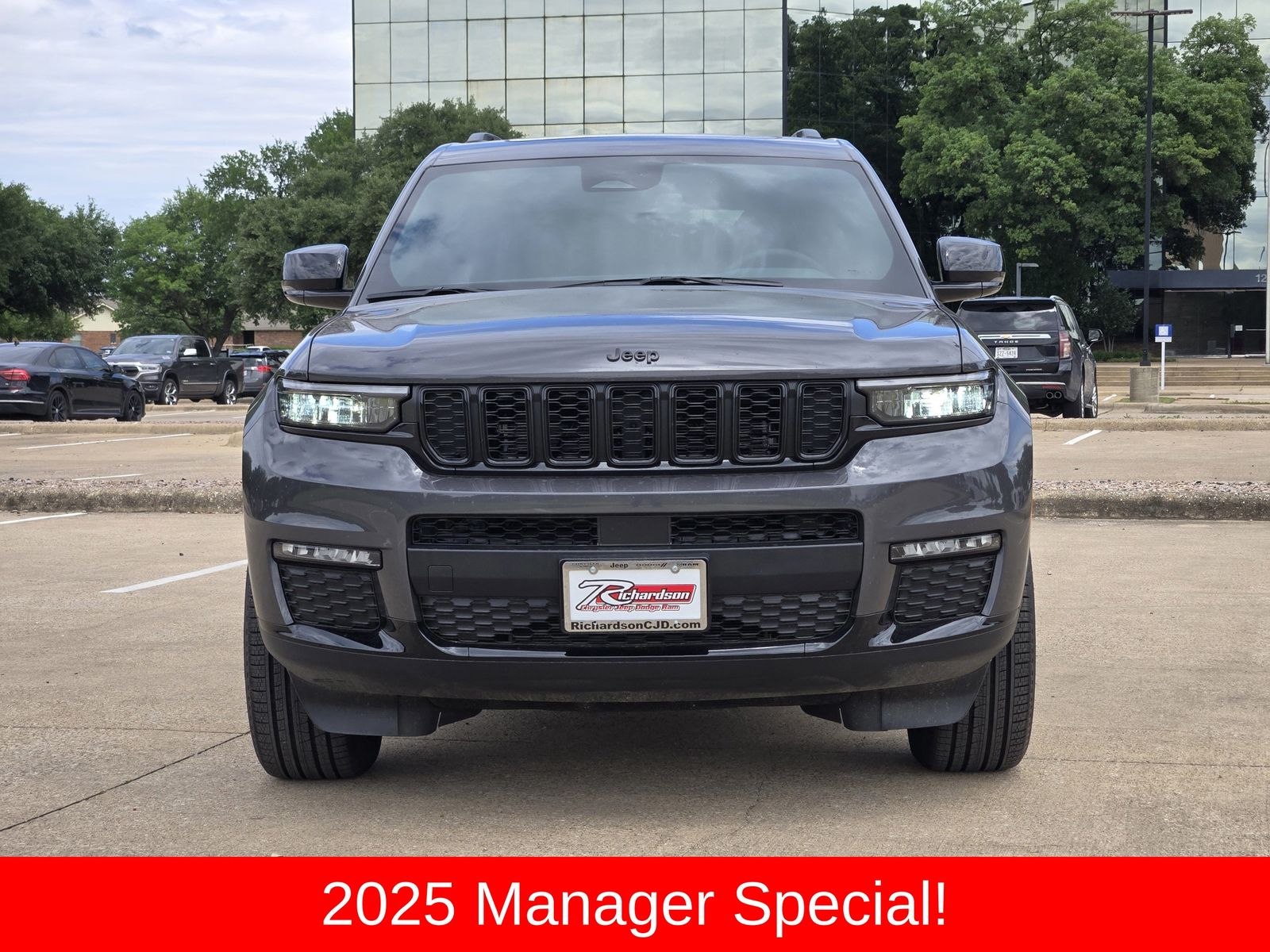New 2025 Baltic Gray Jeep L LIMITED 4X4 image 8