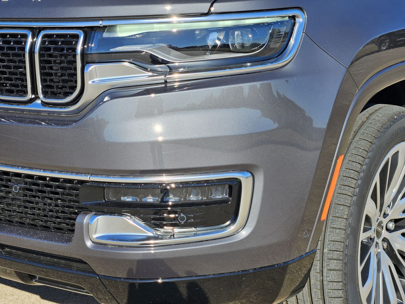 New 2025 Baltic Gray Jeep LIMITED 4X4 image 8