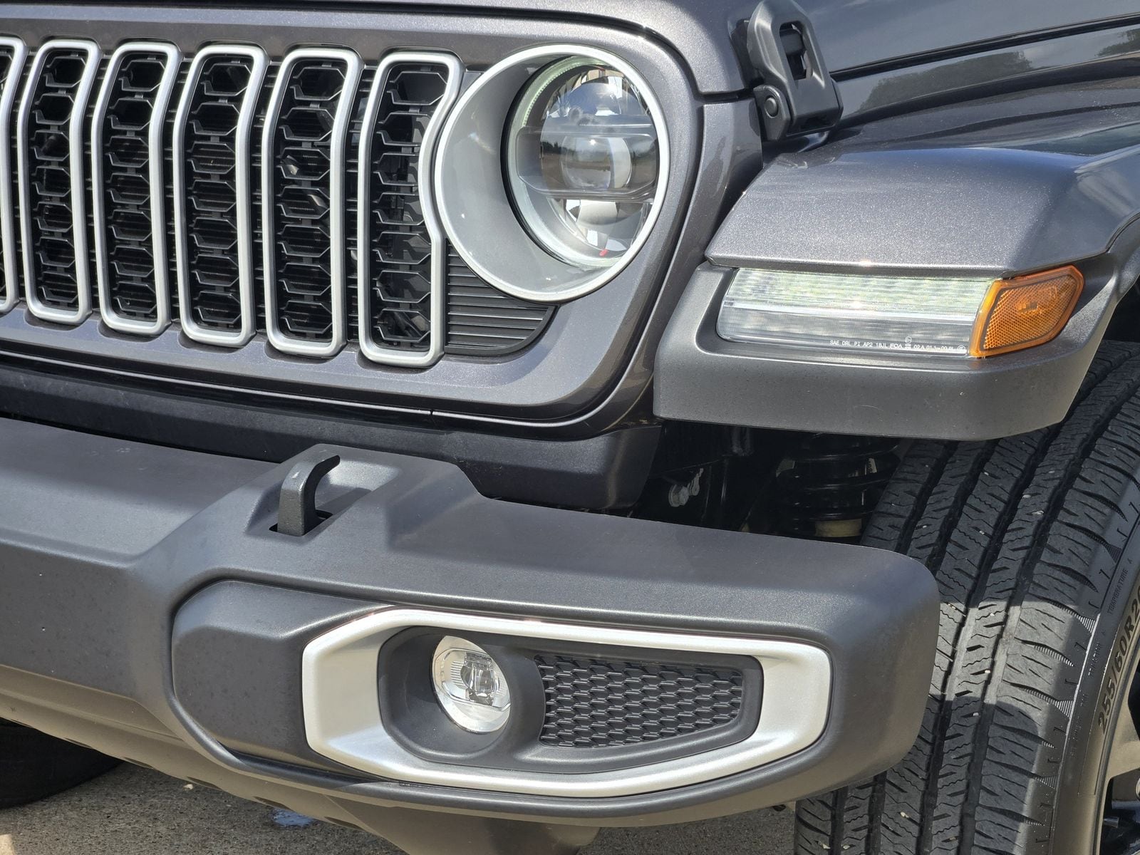 Used 2025 Granite Crystal Jeep Sahara image 10