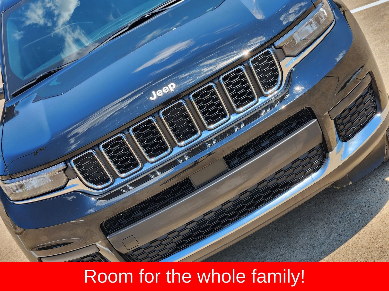 Used 2025 Diamond Black Crystal Pearlcoat Jeep Laredo image 14