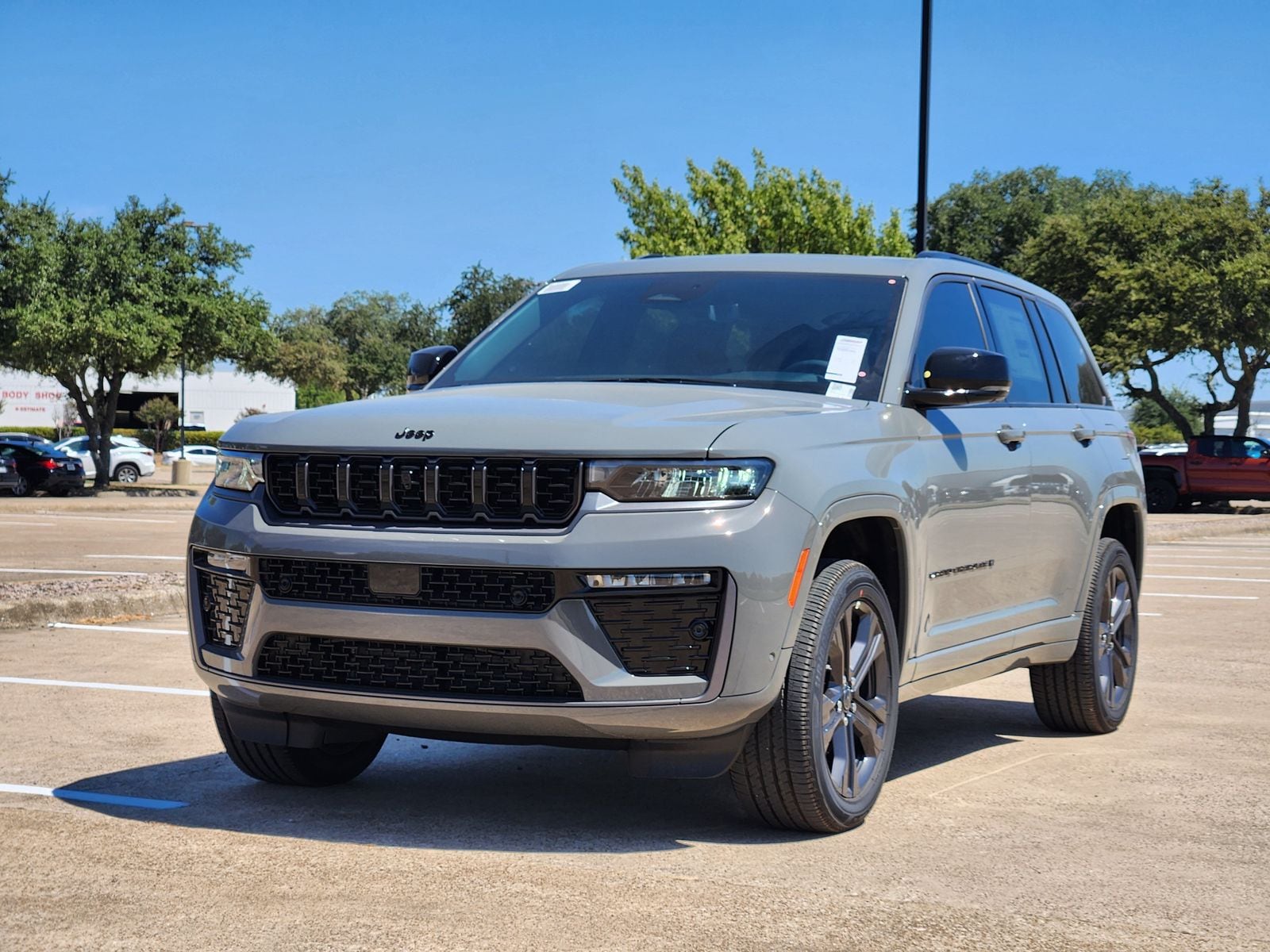 New 2027 Sting-Gray Jeep Limited Reserve image 2