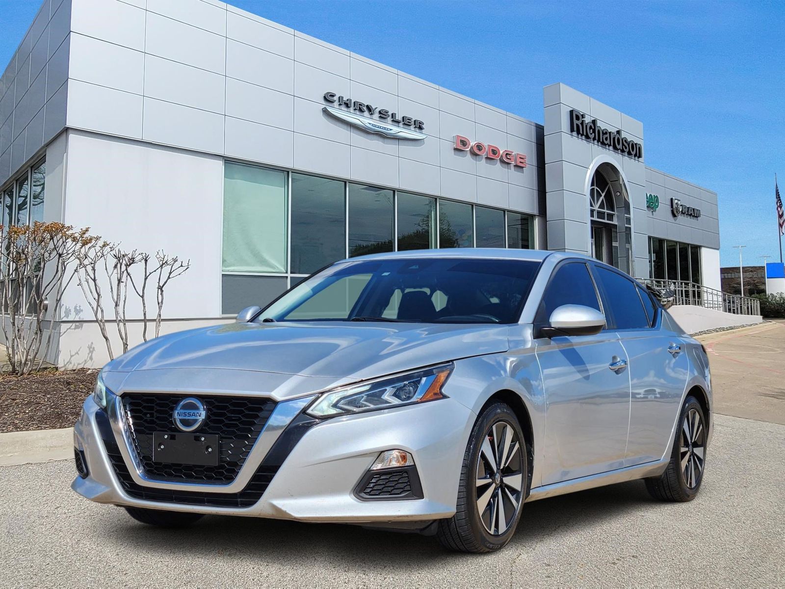 Used 2022 Brilliant Silver Nissan 2.5 SV image 2