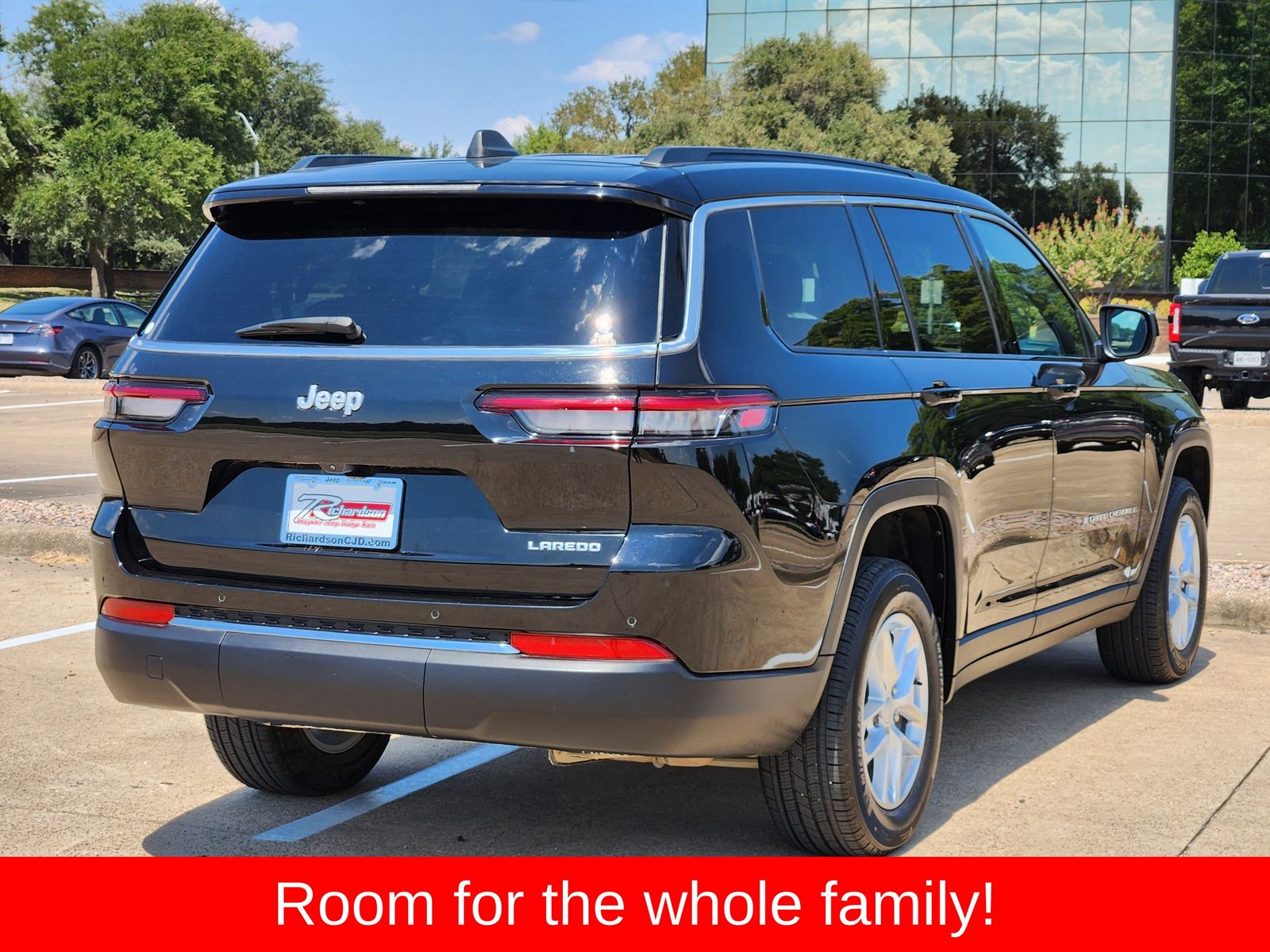 Used 2025 Diamond Black Crystal Pearlcoat Jeep Laredo image 6