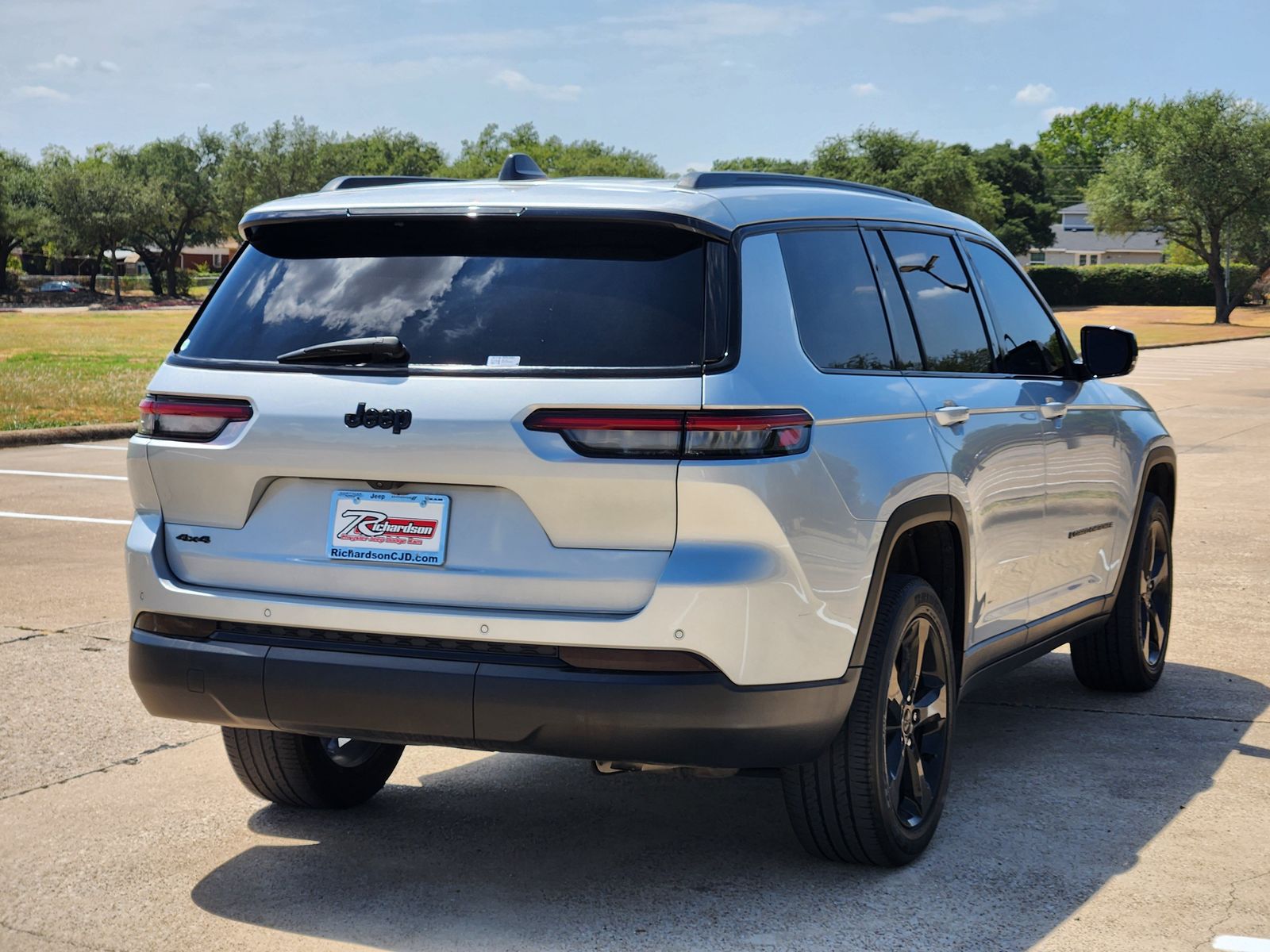 Used 2024 Silver Zynith Jeep Laredo image 6