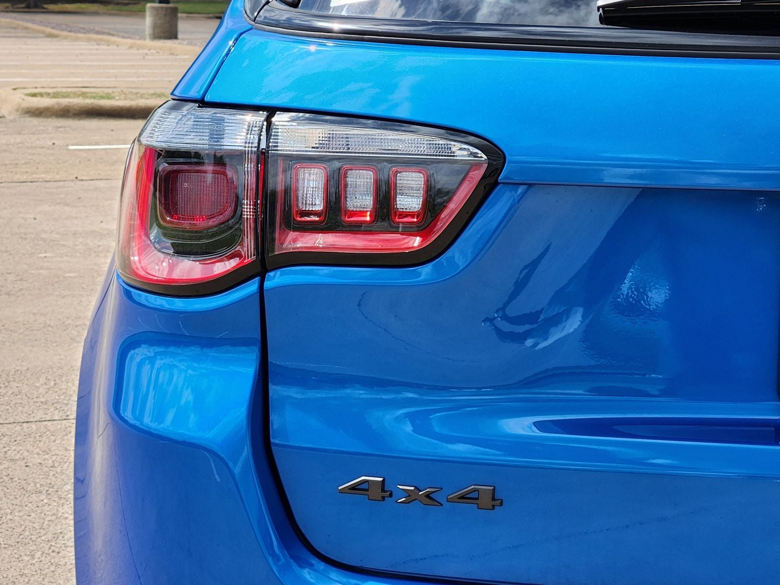 New 2026 Hydro Blue Pearlcoat Jeep LATITUDE ALTITUDE 4X4 image 15