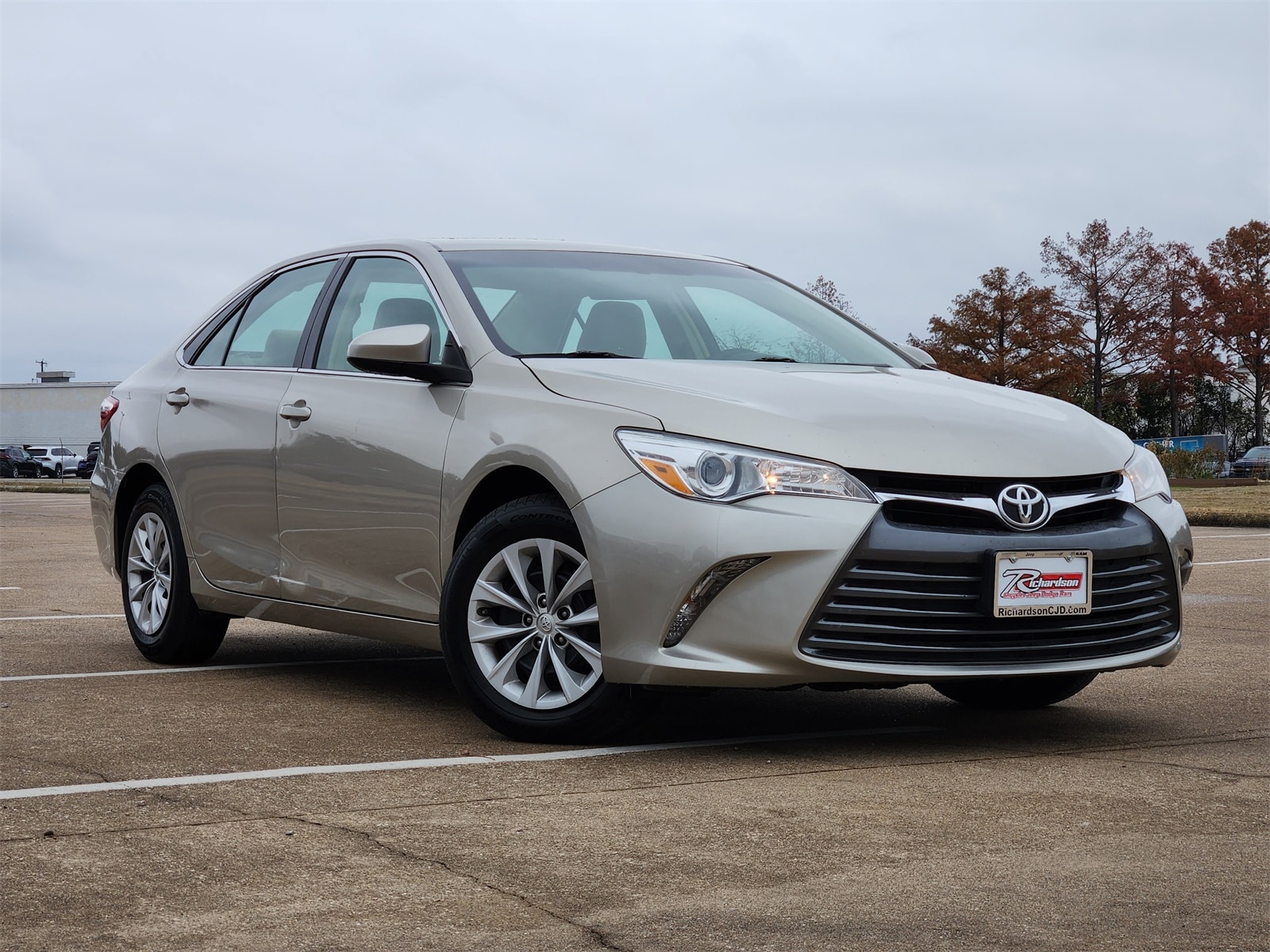 2016 Toyota Camry LE's photo