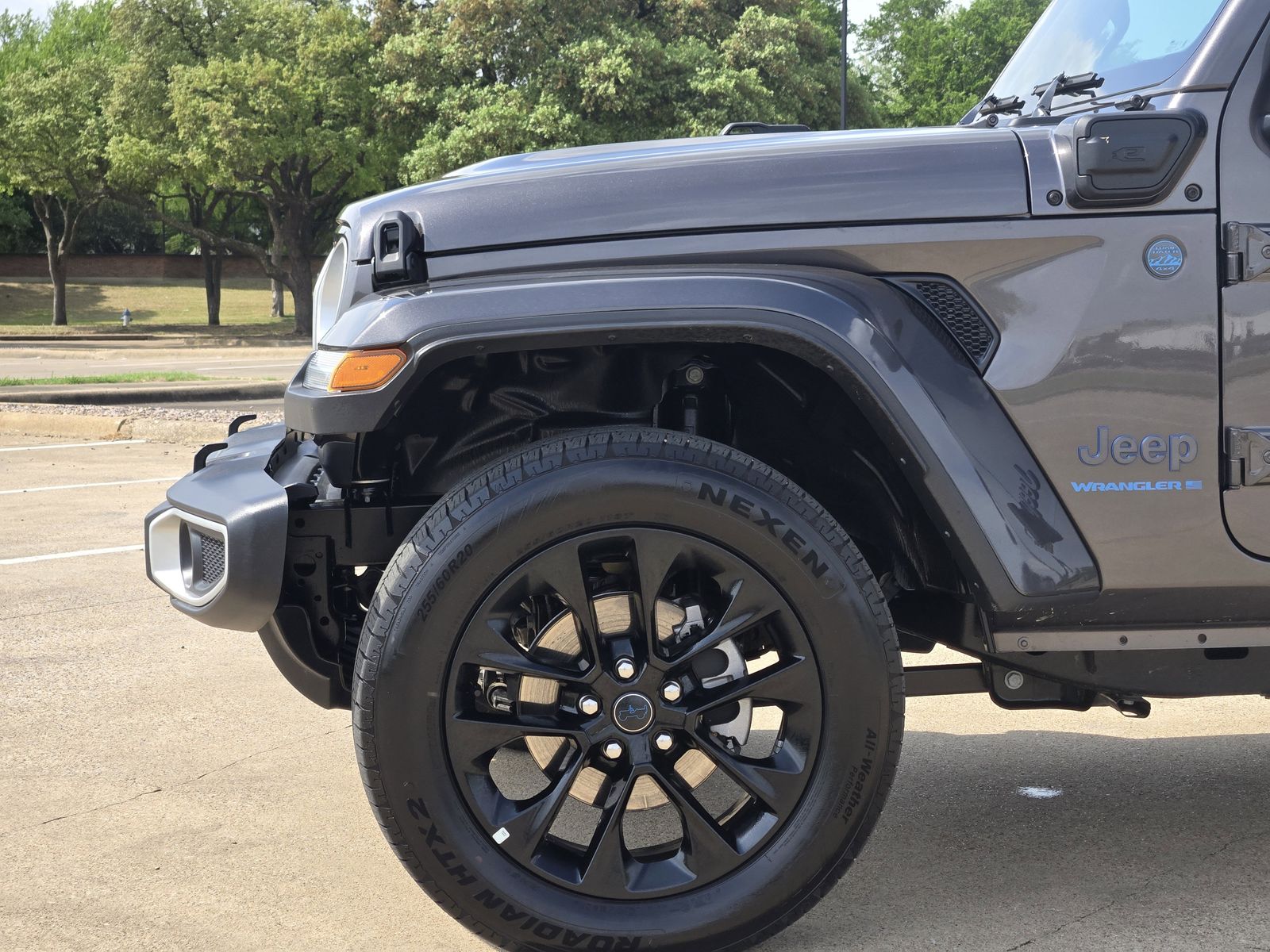 Used 2025 Granite Crystal Jeep Sahara image 11