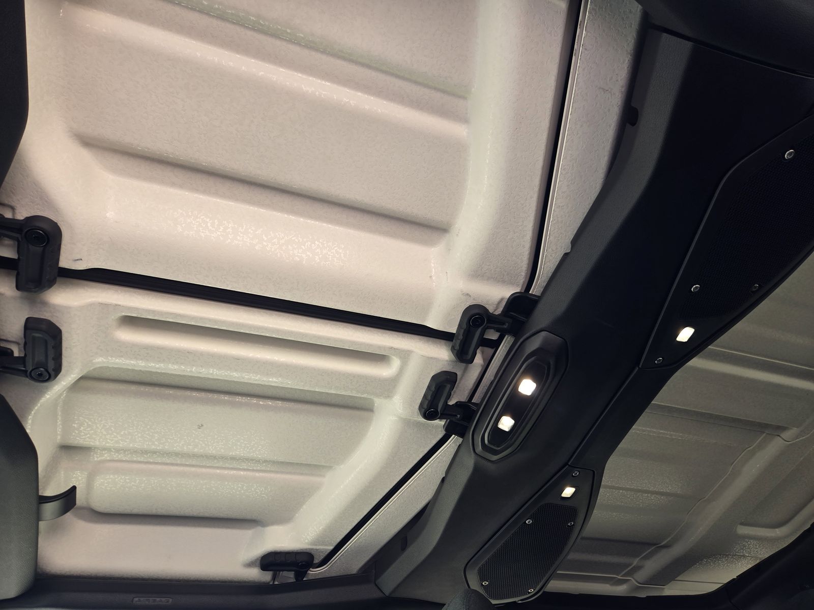 Used 2025 Granite Crystal Jeep Sahara image 32