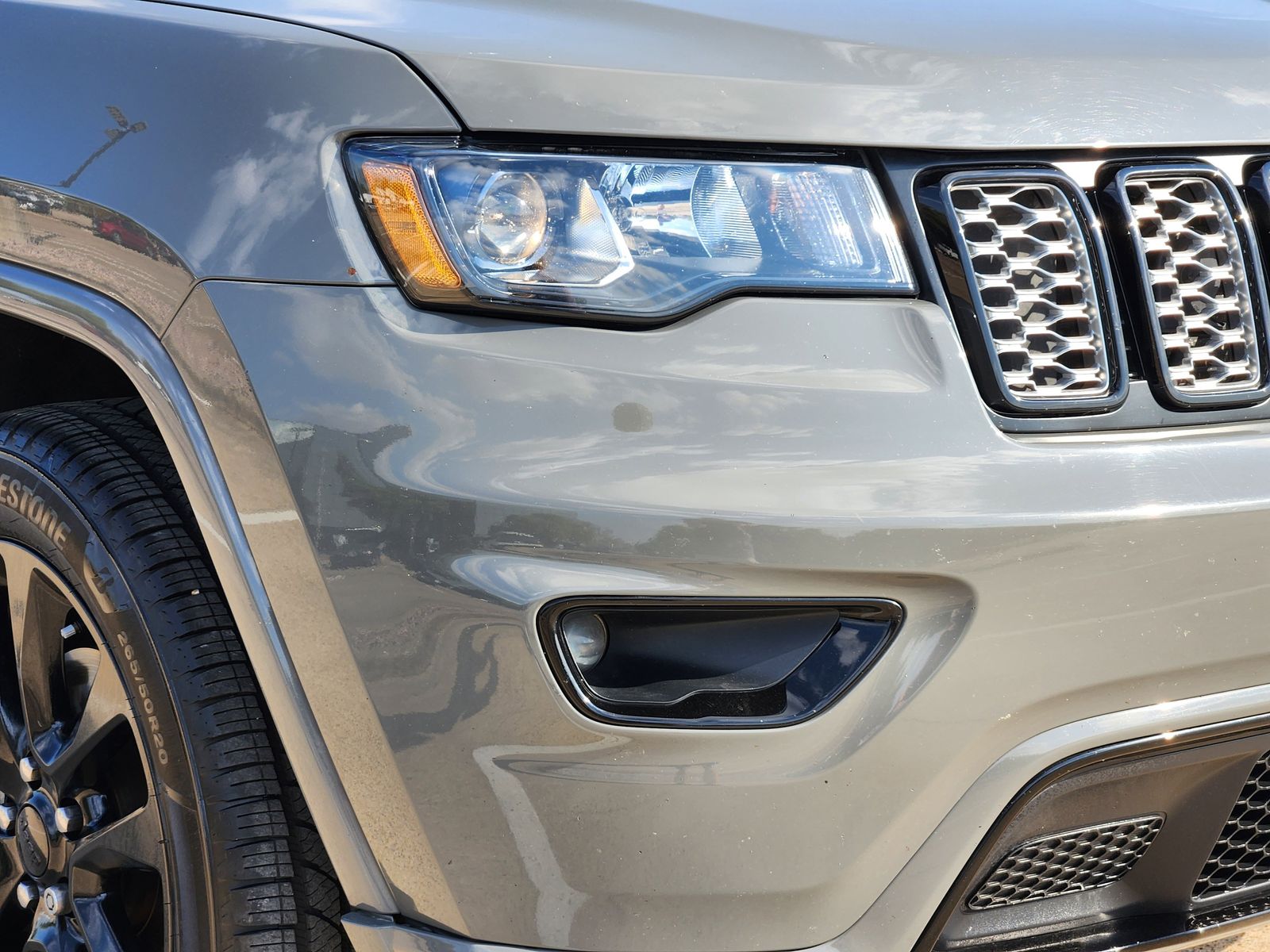 Used 2020 Sting-Gray Clearcoat Jeep Laredo image 9