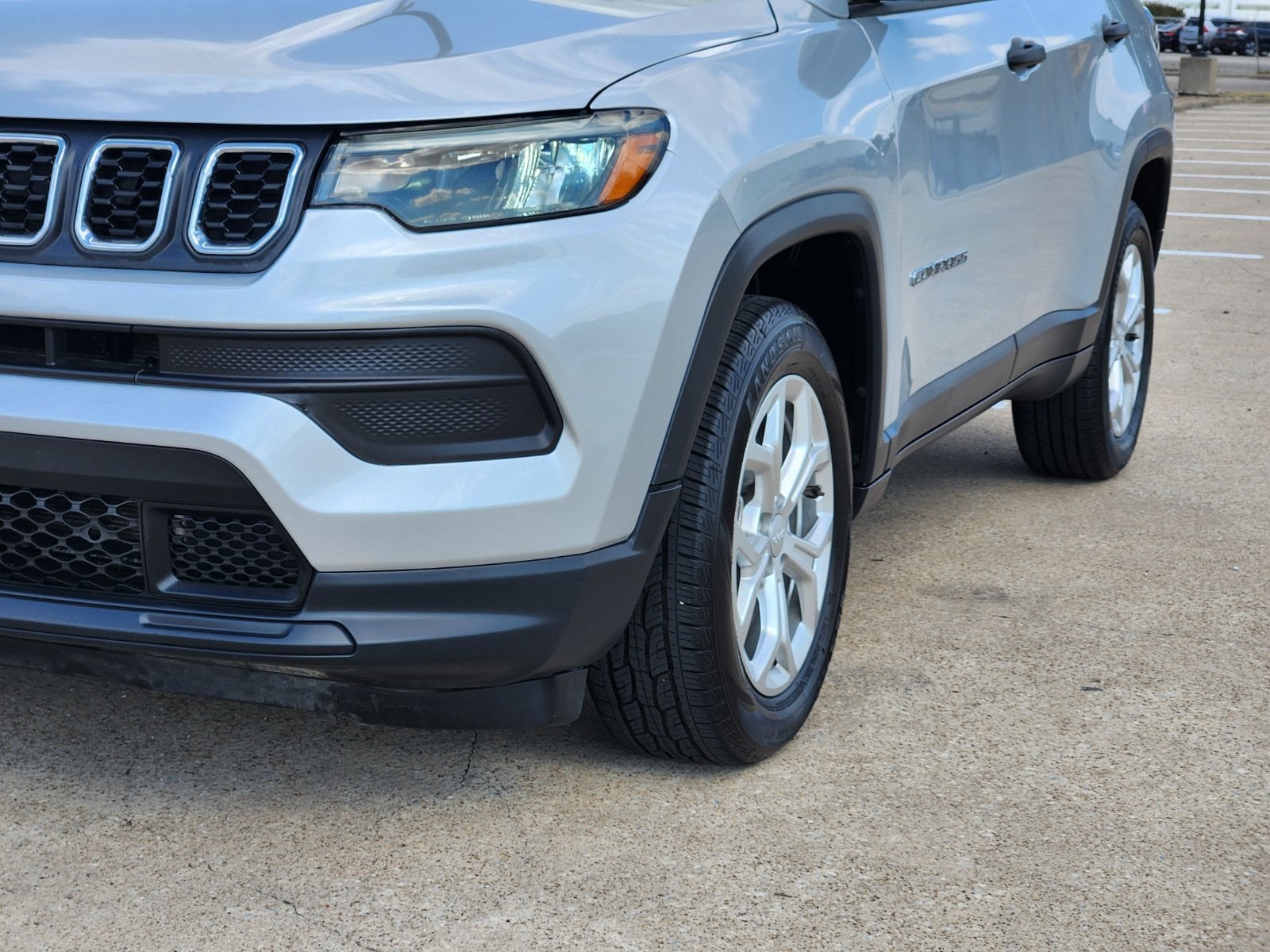 Used 2024 Silver Zynith Jeep Sport image 9