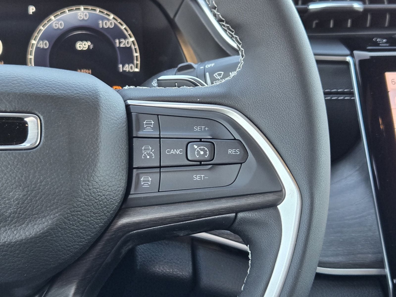 New 2025 Diamond Black Crystal Pearlcoat Jeep L LIMITED 4X4 image 28