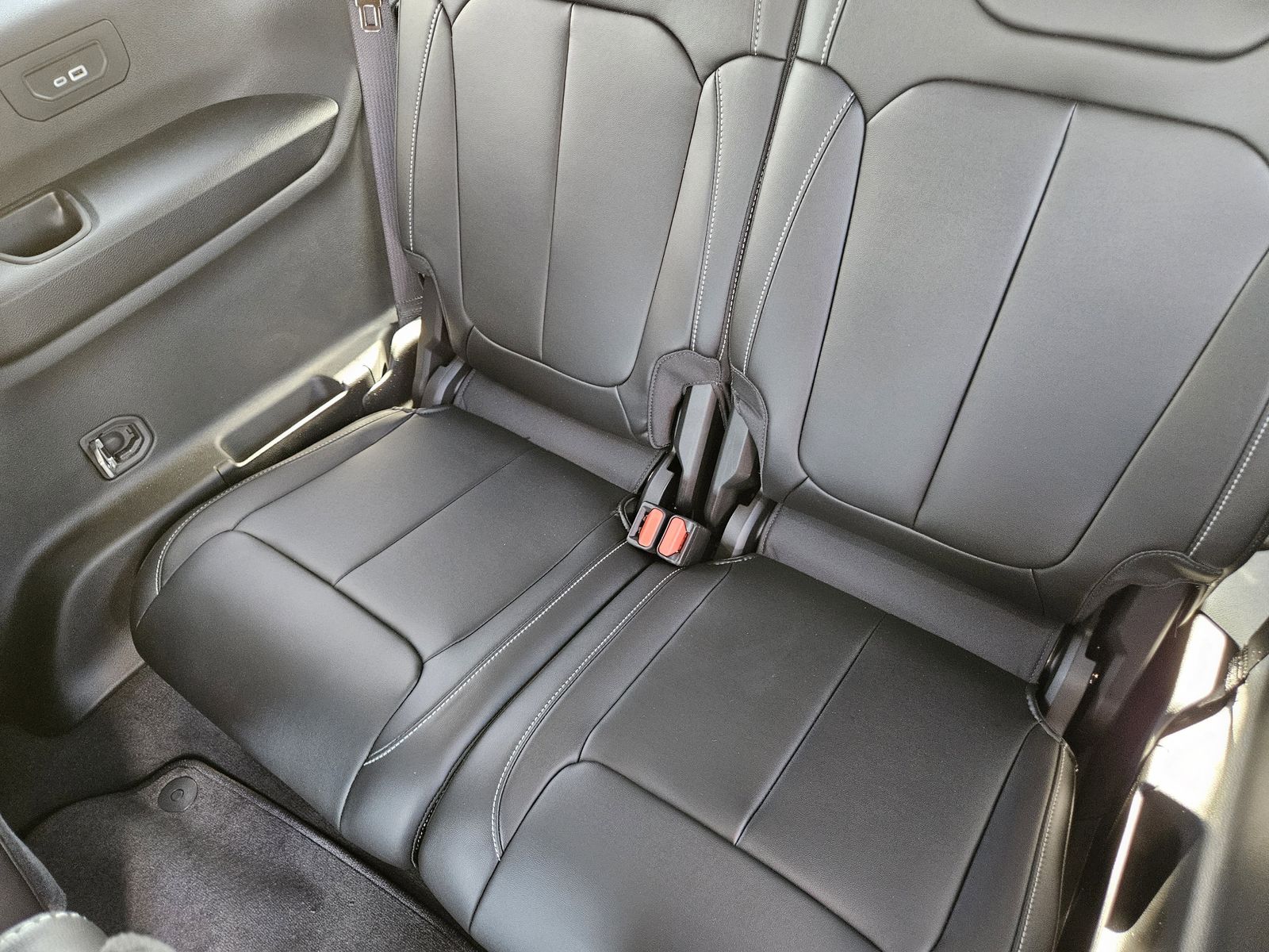 New 2025 Baltic Gray Jeep L LIMITED 4X2 image 32