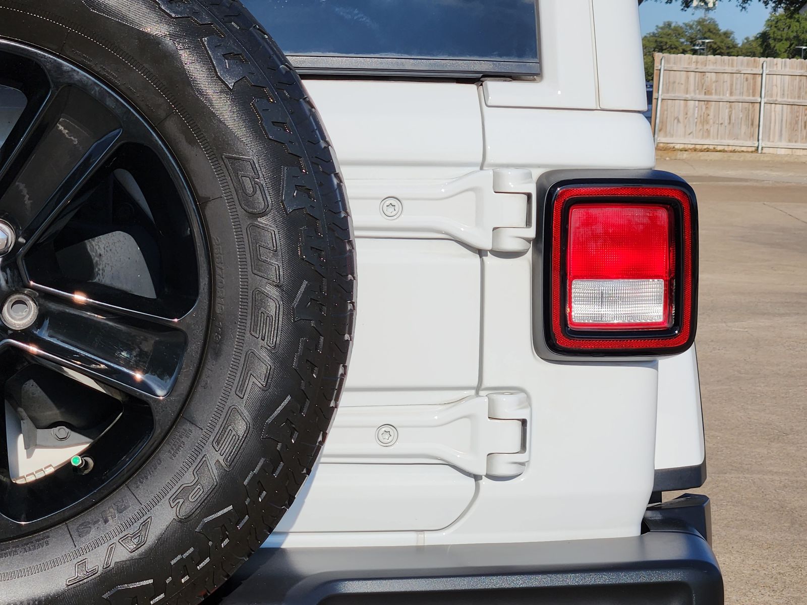 Used 2022 Bright White Jeep Unlimited Sahara image 16
