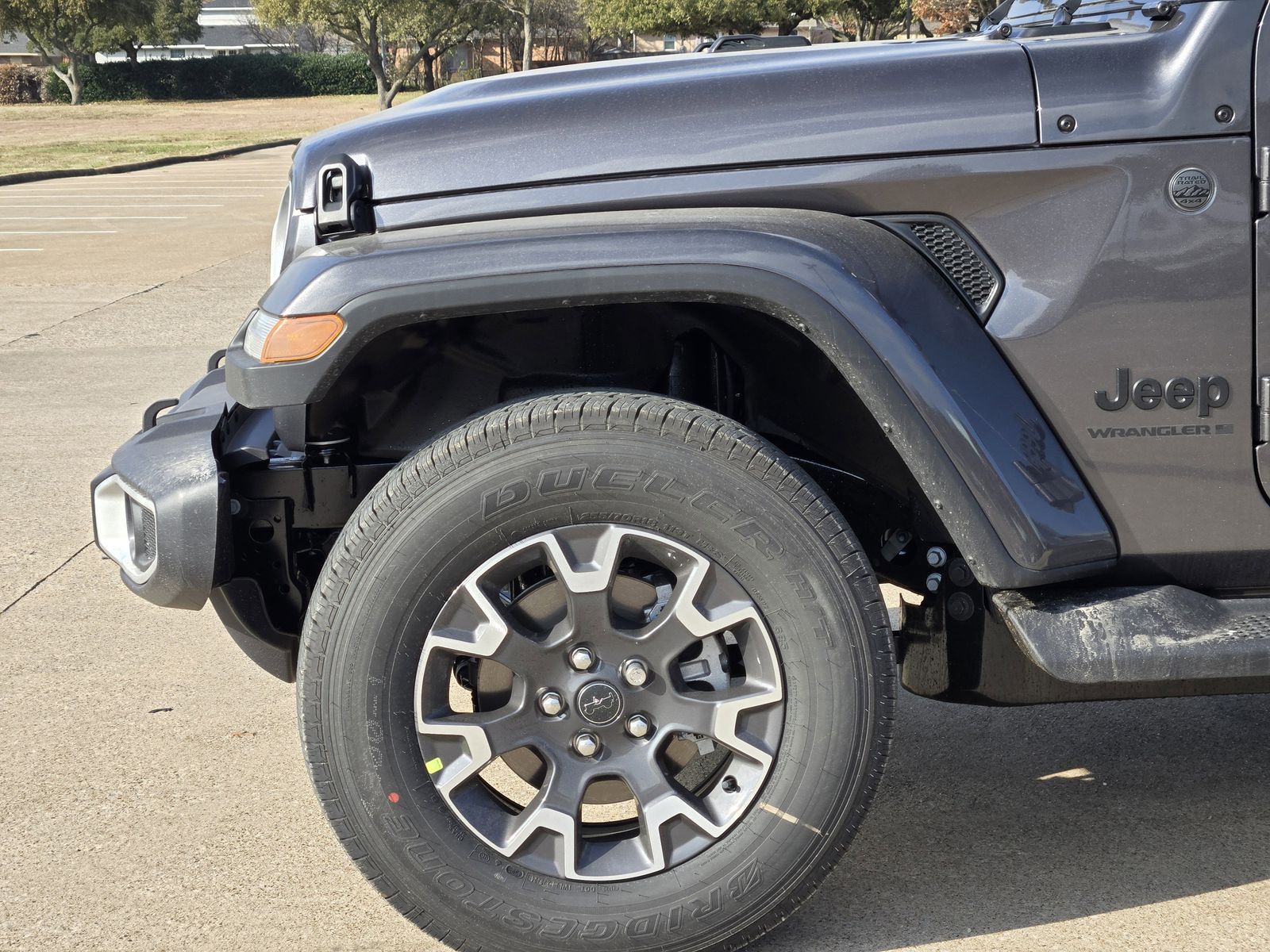 New 2026 Granite Crystal Jeep 4-DOOR SAHARA image 9