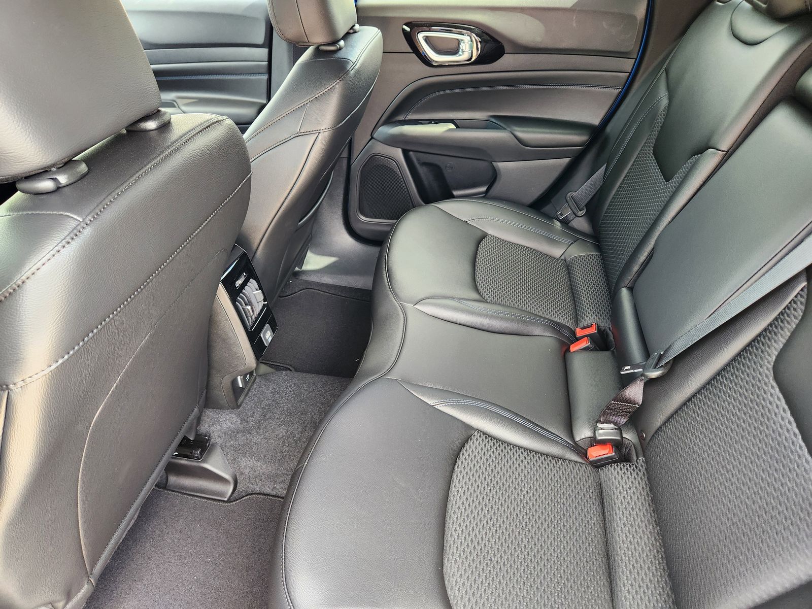 New 2026 Hydro Blue Pearlcoat Jeep LATITUDE ALTITUDE 4X4 image 39