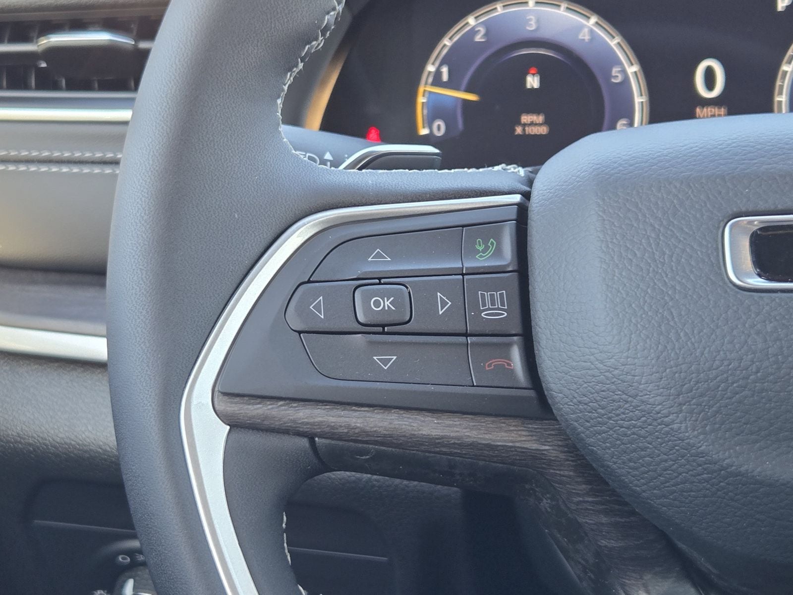 New 2025 Diamond Black Crystal Pearlcoat Jeep L LIMITED 4X4 image 27