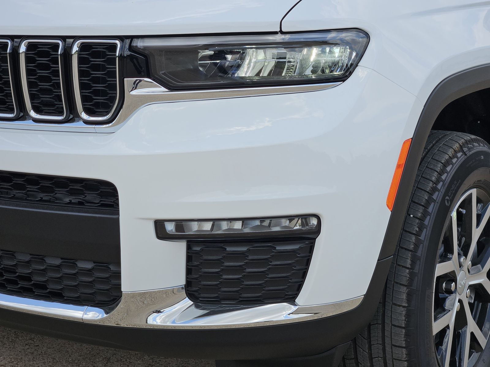 New 2025 Bright White Jeep L LIMITED 4X2 image 8