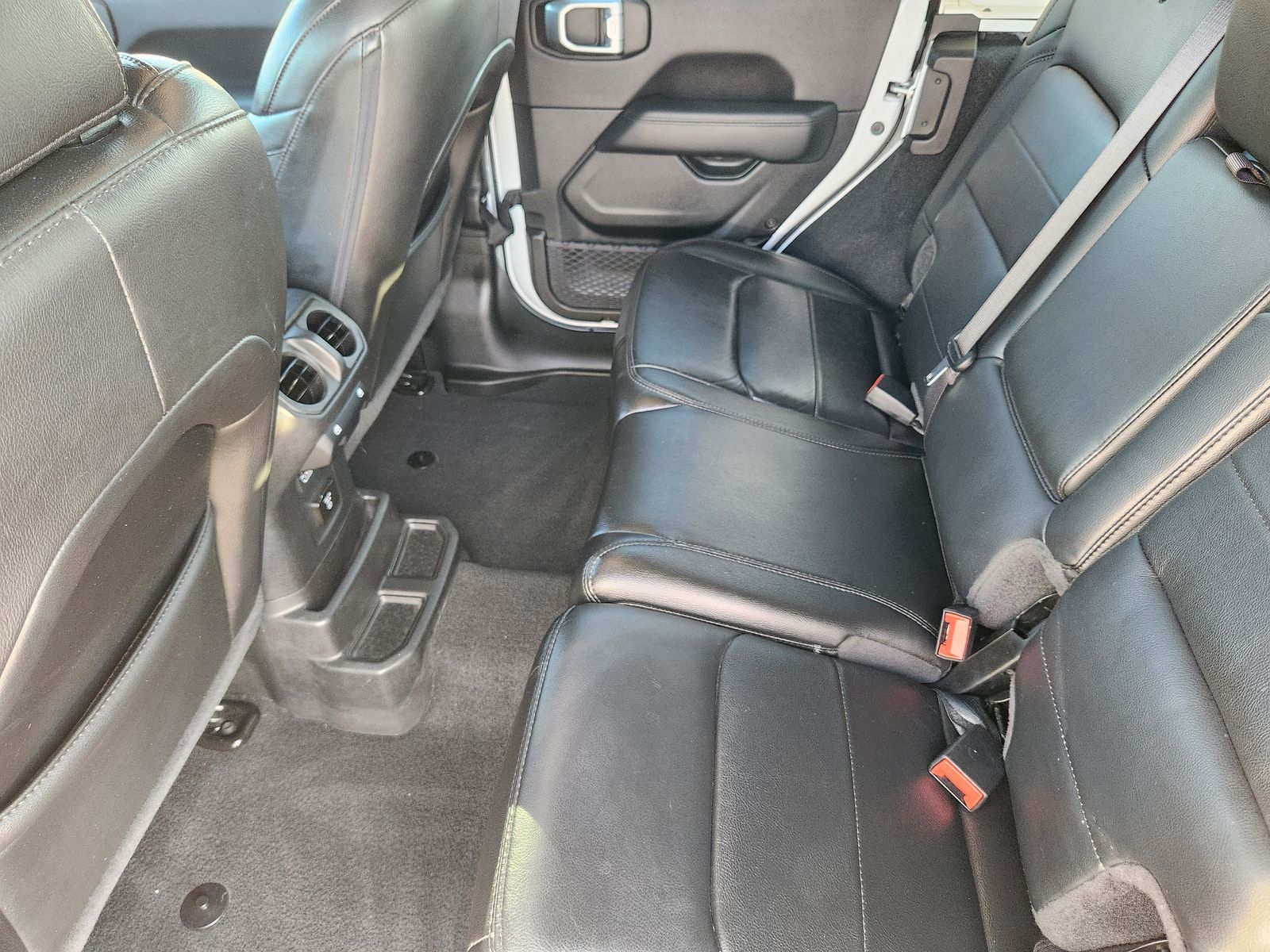 Used 2022 Bright White Jeep Unlimited Sahara image 39