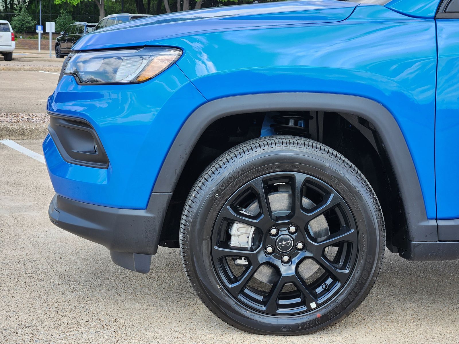 New 2026 Hydro Blue Pearlcoat Jeep LATITUDE ALTITUDE 4X4 image 8