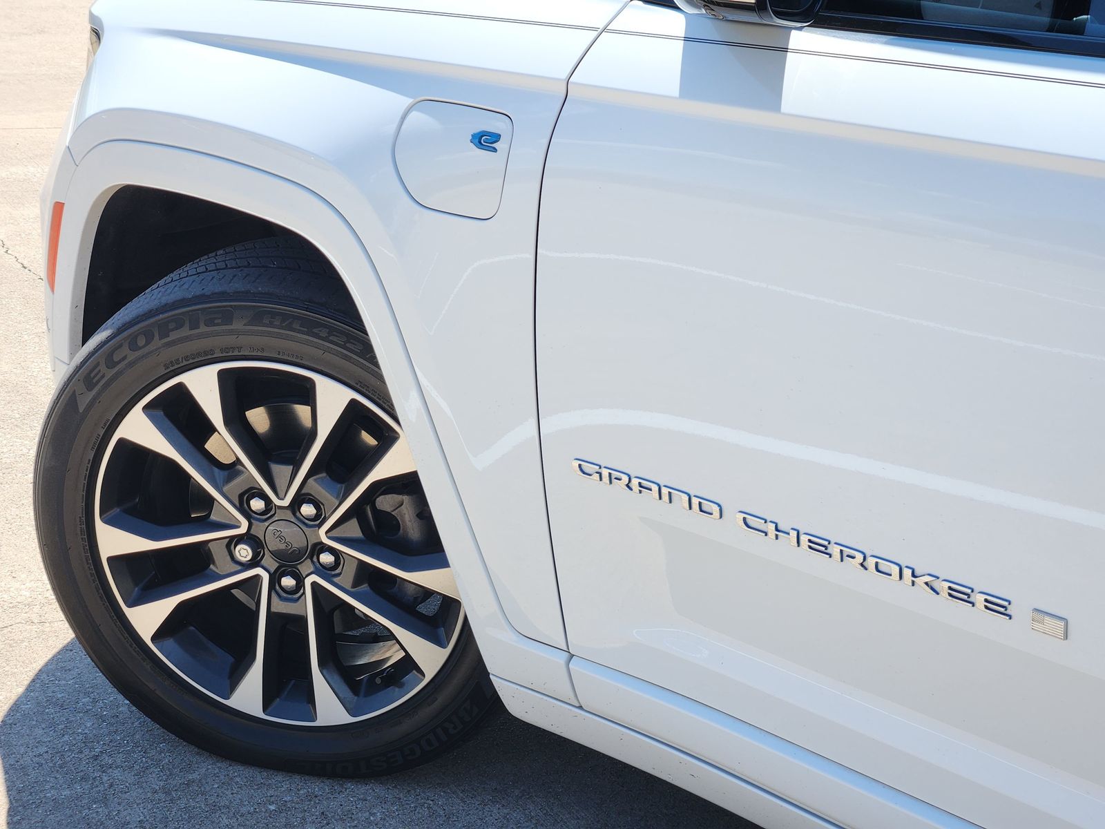 Used 2022 Bright White Jeep Overland image 17