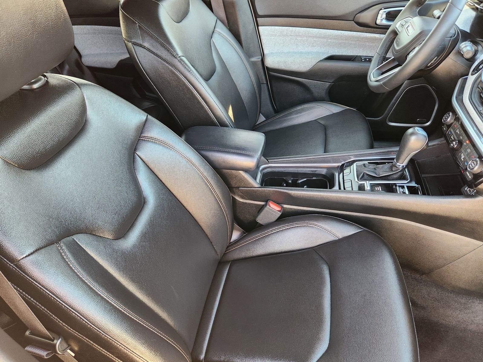 Used 2024 Bright White Jeep Latitude Lux image 24