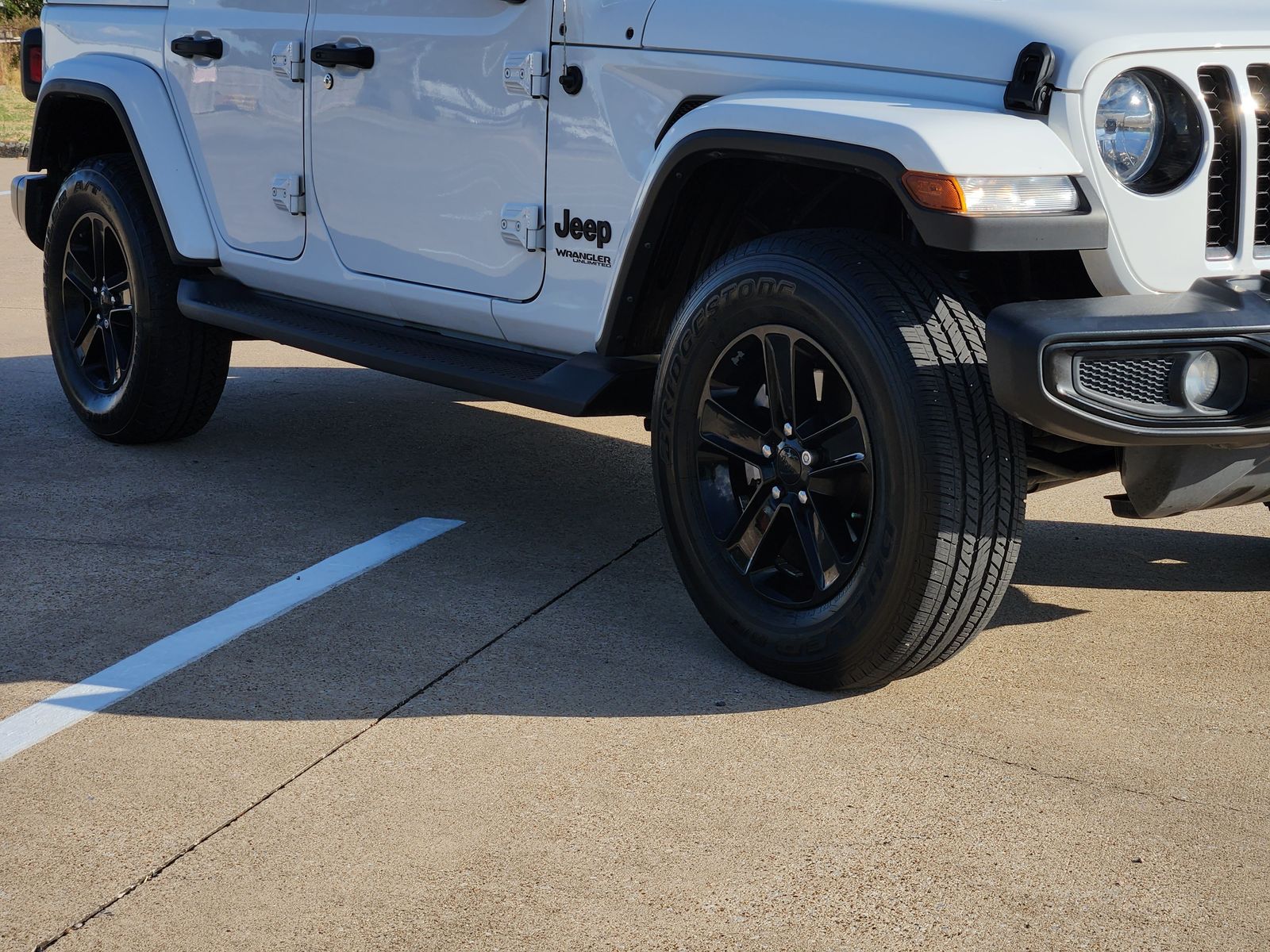 Used 2022 Bright White Jeep Unlimited Sahara image 11